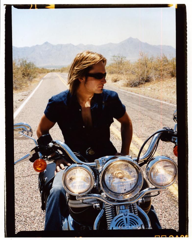 Sam Erickson Color Photograph – Keith Urban, Phoenix, AZ 2003