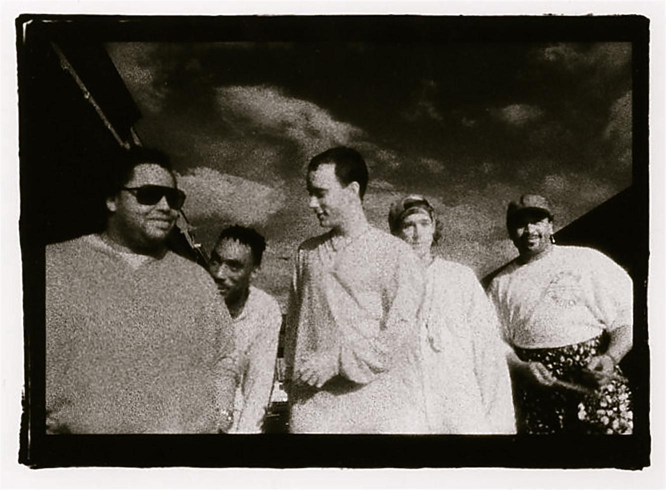 Sam Erickson Black and White Photograph – Dave Matthews Band, Unter dem Tisch und Träumen