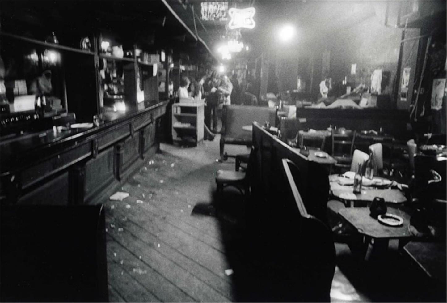 David Godlis Black and White Photograph – CBGB Innenverschlusszeit 4 Uhr, NYC, 1977
