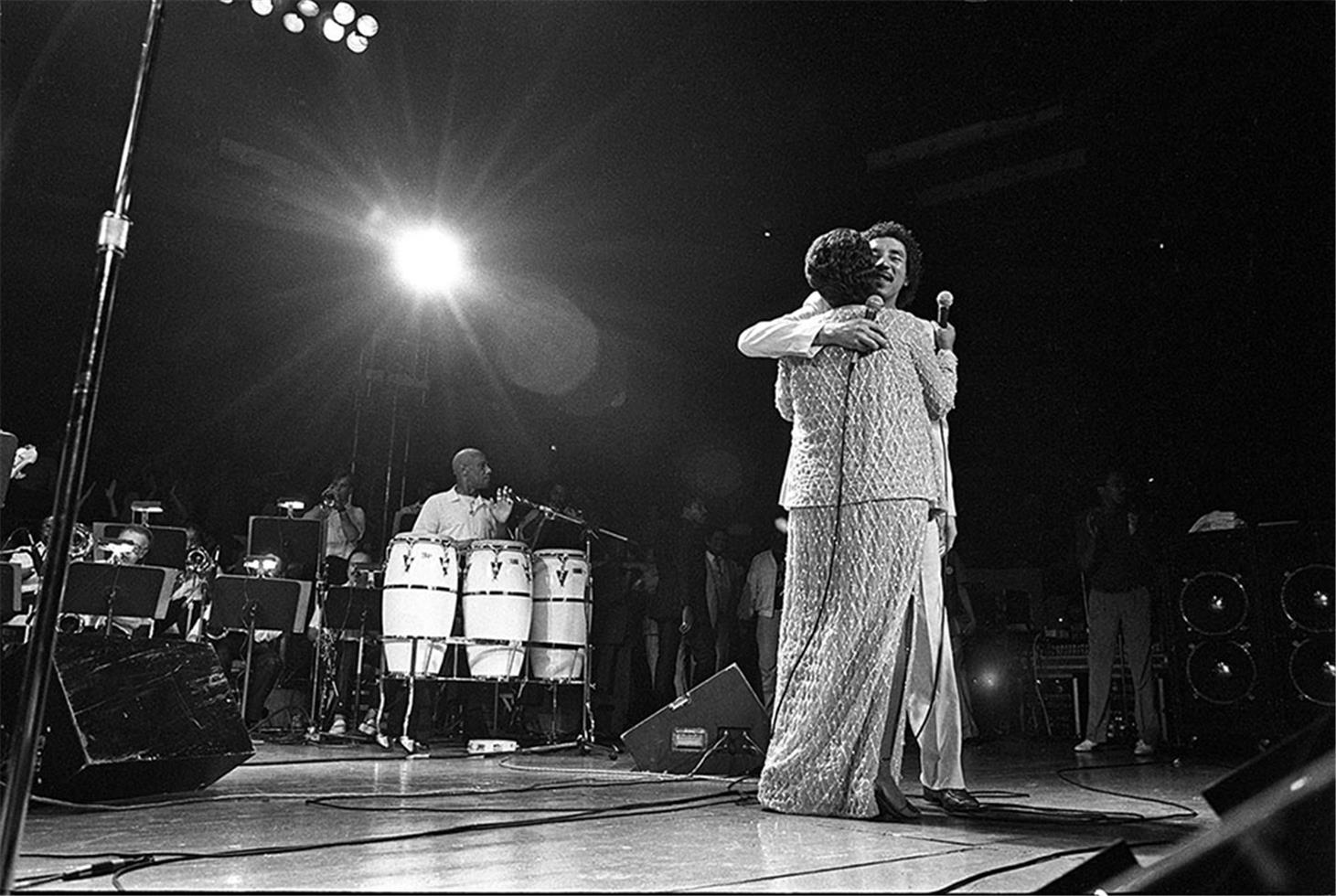  Charlyn Zlotnik Black and White Photograph - Aretha Franklin and Smokey Robinson, Madison Square Garden, NYC, 1982