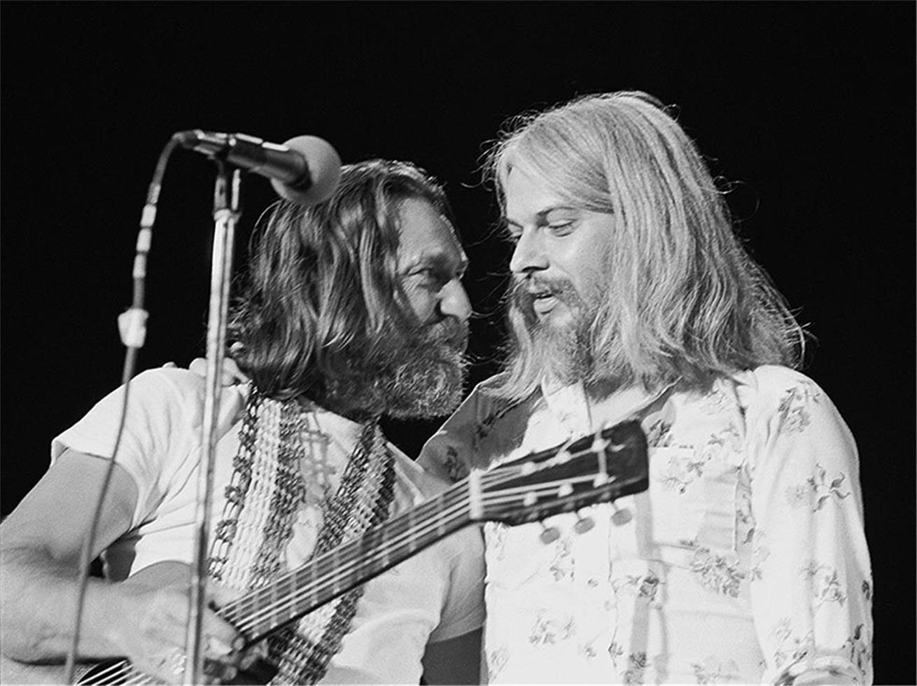  Charlyn Zlotnik Black and White Photograph - Willie Nelson and Leon Russell, 1976