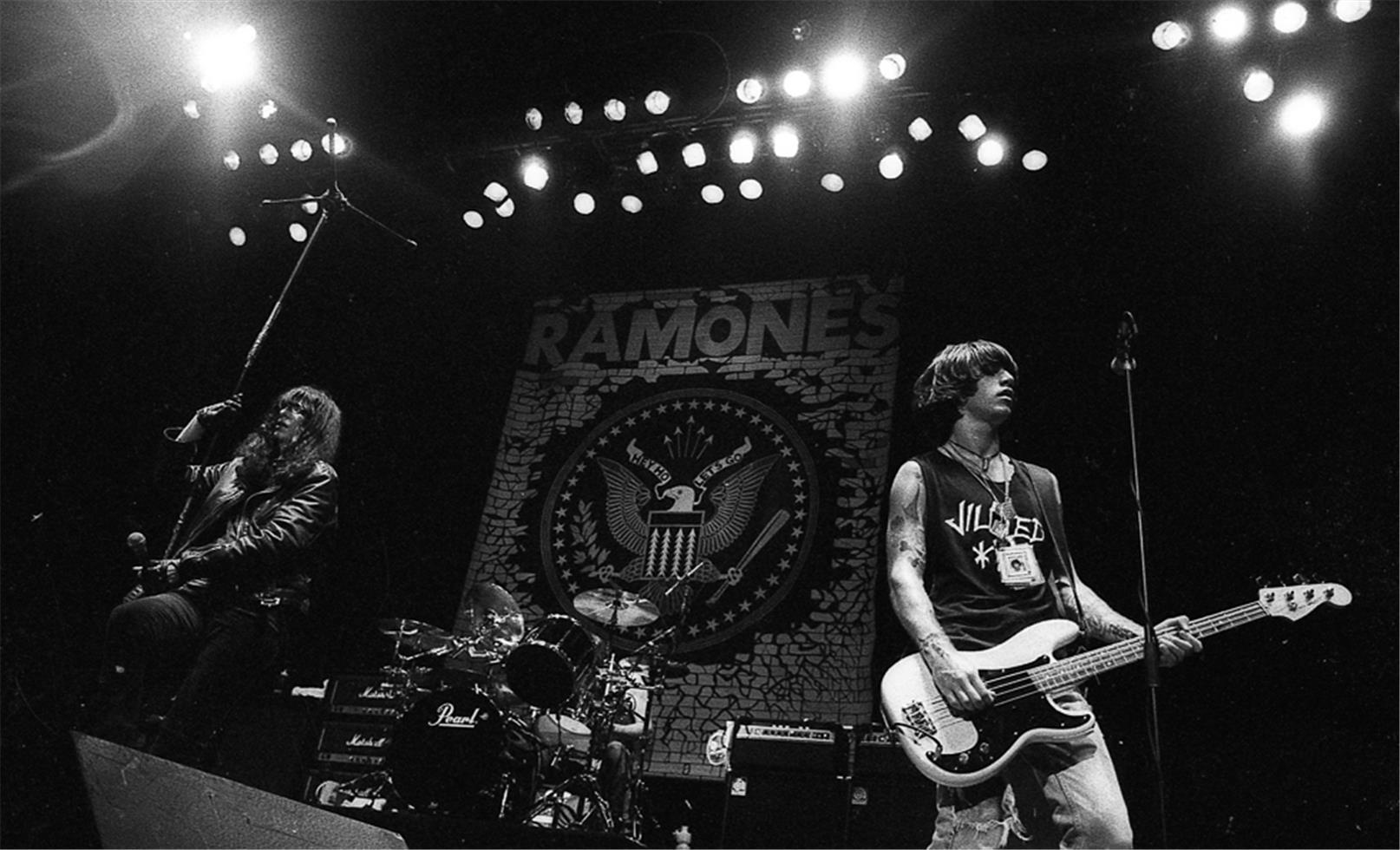 Karen Mason-Blair Black and White Photograph – Die Ramones, 1990