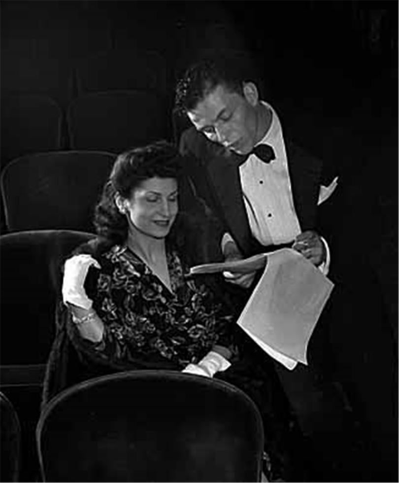 Black and White Photograph Peter Martin - Frank Sinatra avec Nancy Sinatra (Sr.)