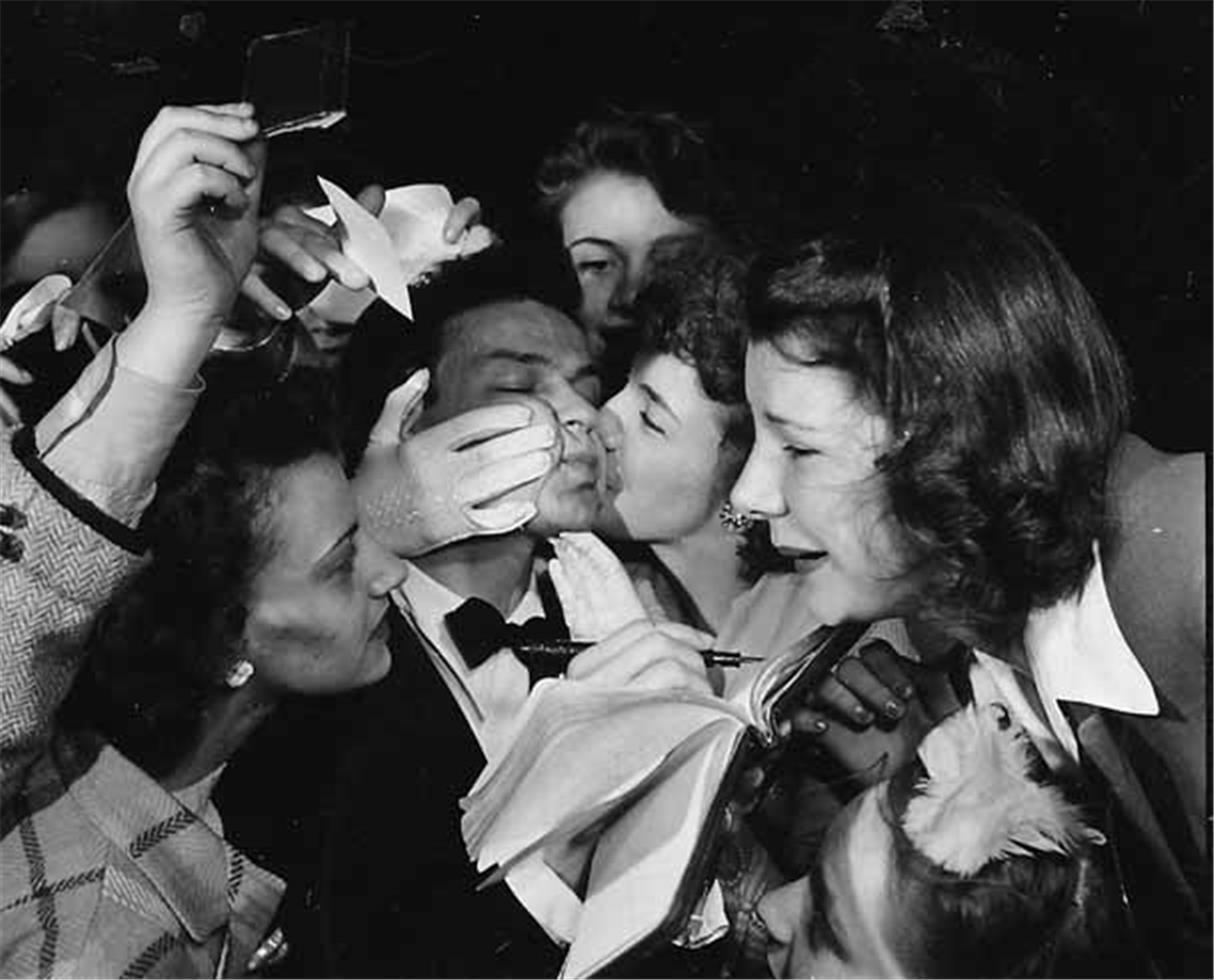 Peter Martin Black and White Photograph - Frank Sinatra with Fans #1, 1943