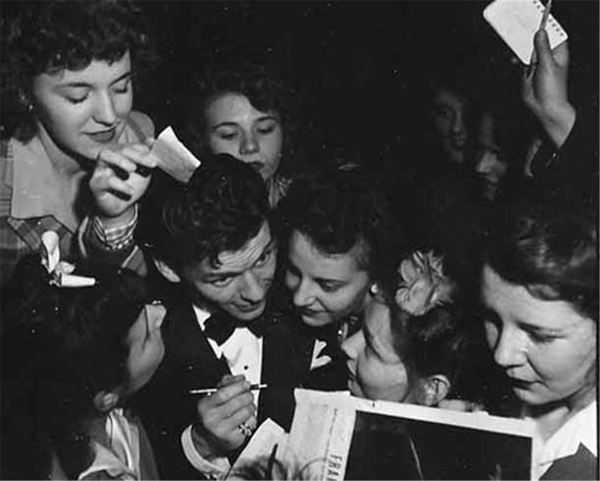 Peter Martin Black and White Photograph - Frank Sinatra with Fans #2, 1943