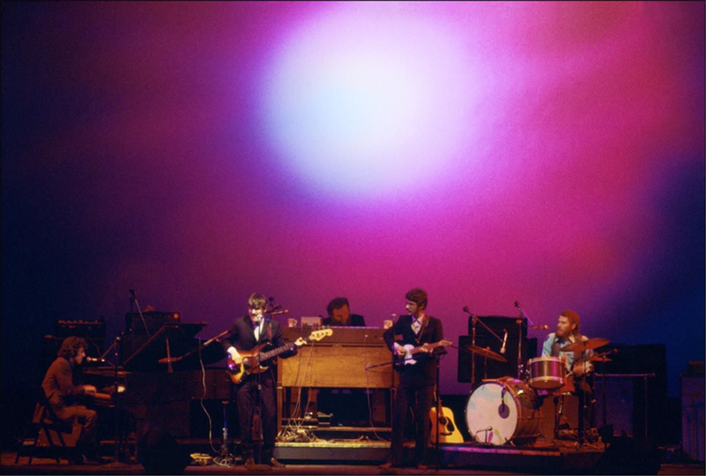 Color Photograph di Elliott Landy - The Band, Fillmore East, Joshua Light Show, NYC, 1969.