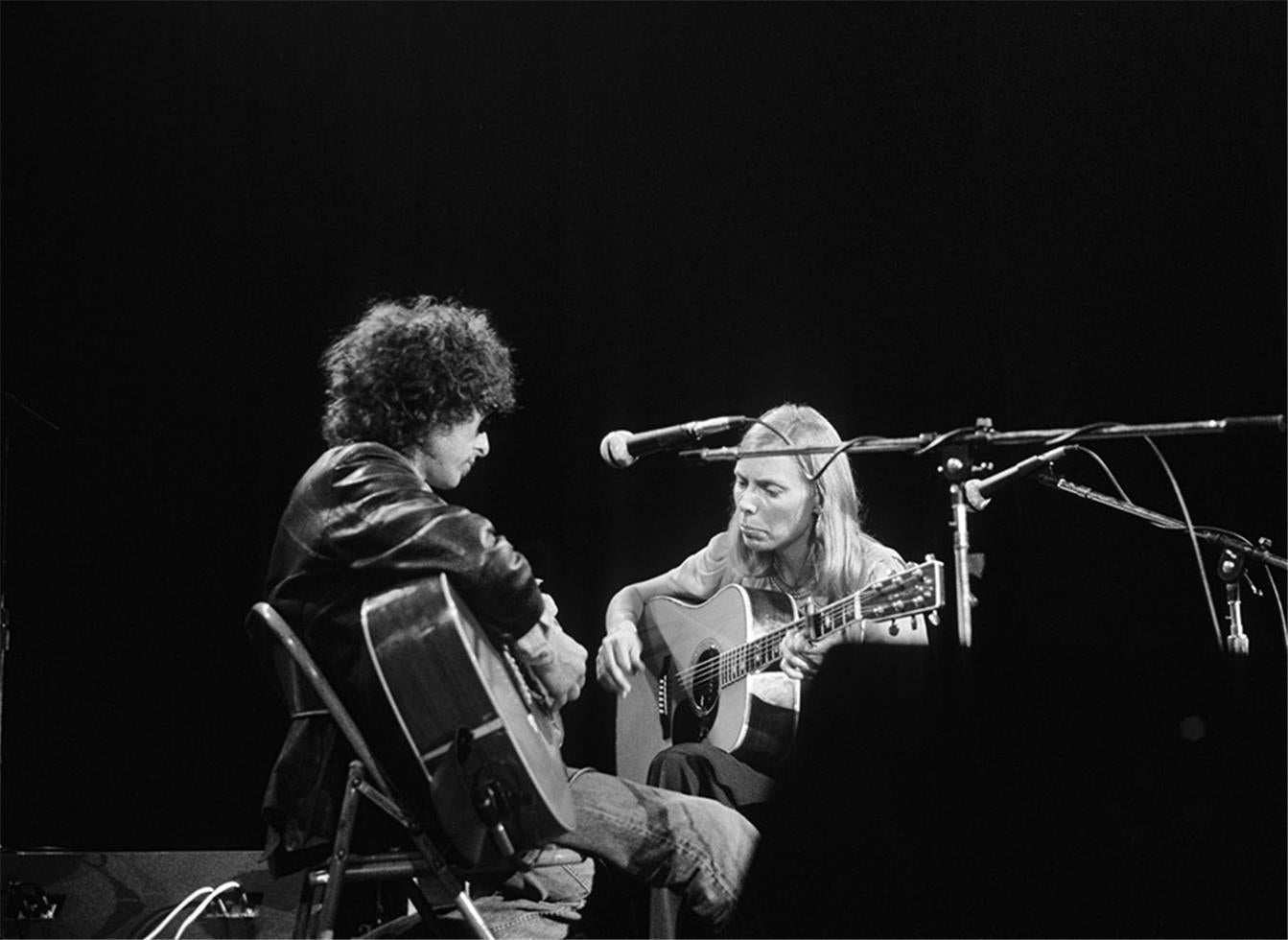  Charlyn Zlotnik Black and White Photograph - Bob Dylan and Joni Mitchell, 1976