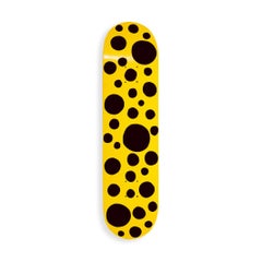 Yayoi Kusama DOTS OBSESSION: Schwarzer, großer, gelber Skate-Deck, Konzeptuelle Pop-Art