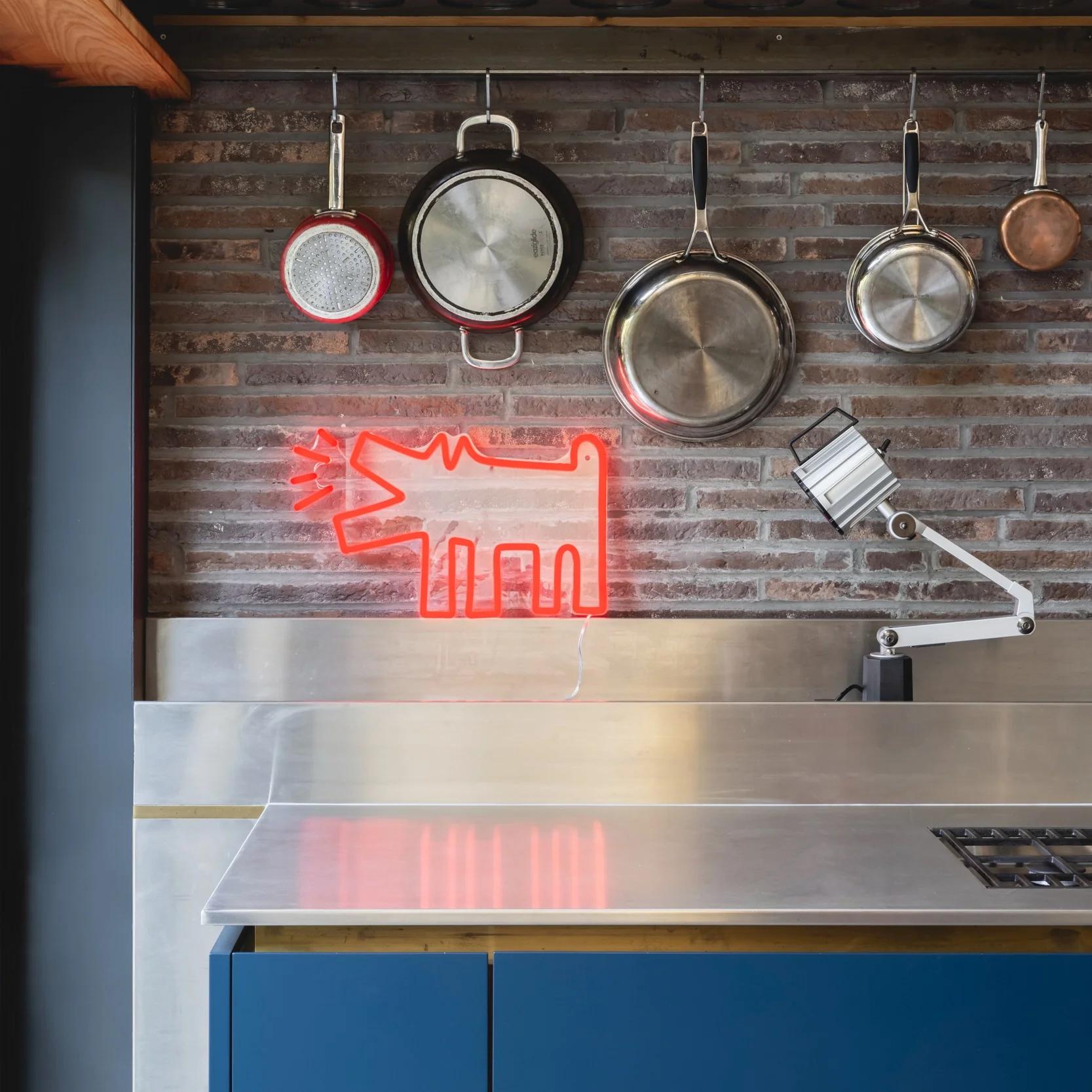 AFTER KEITH HARING - Barking Dog YP x Keith Haring Design Neonfarbene LED-Lampe. Pop-Art im Angebot 3