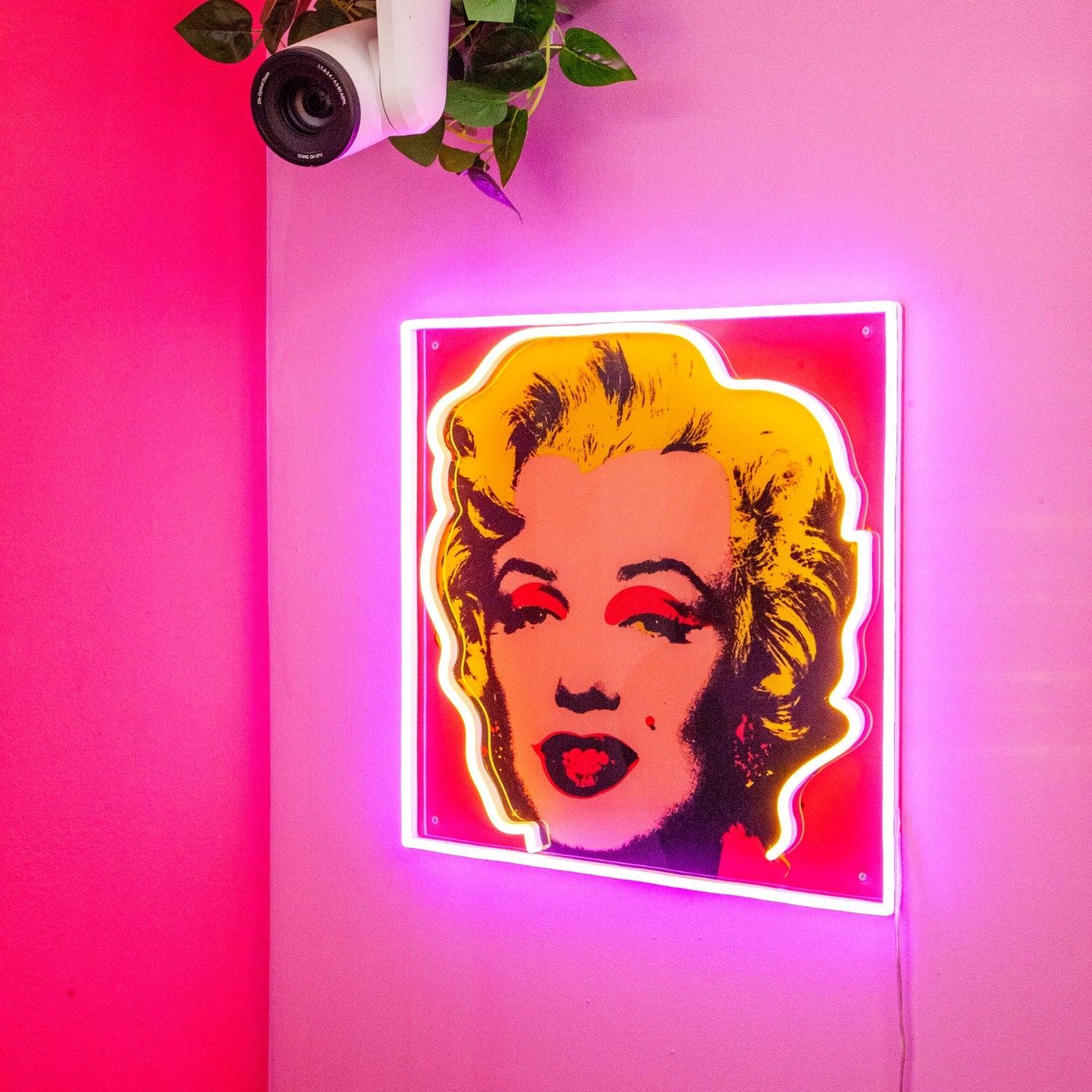 AFTER ANDY WARHOL - Marilyn YP x Andy Warhol. Lampada LED al neon di design. Pop Art in vendita 3