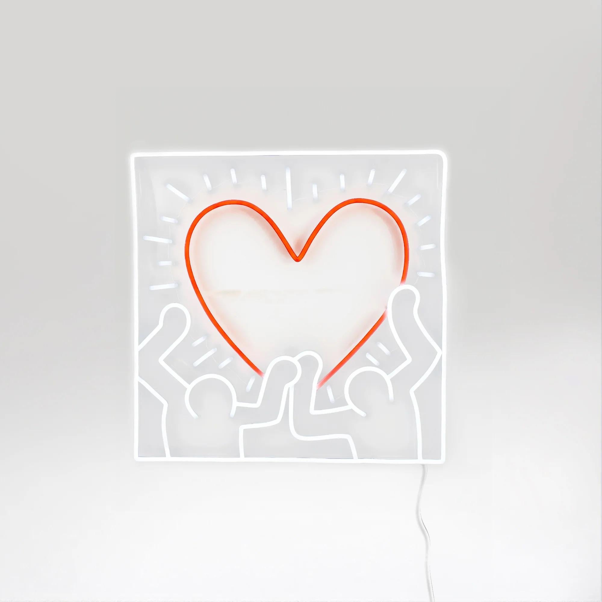 Cœur radieux YP x Keith Haring

Date de création : 2025
Support : Tuyaux en PVC ou en silicone avec des lumières LED montées sur un panneau en acrylique recyclé
Édition : Ouverte
Taille : 70 x 70 cm
Condit : Neuf.
Radiant Heart de Keith Haring est