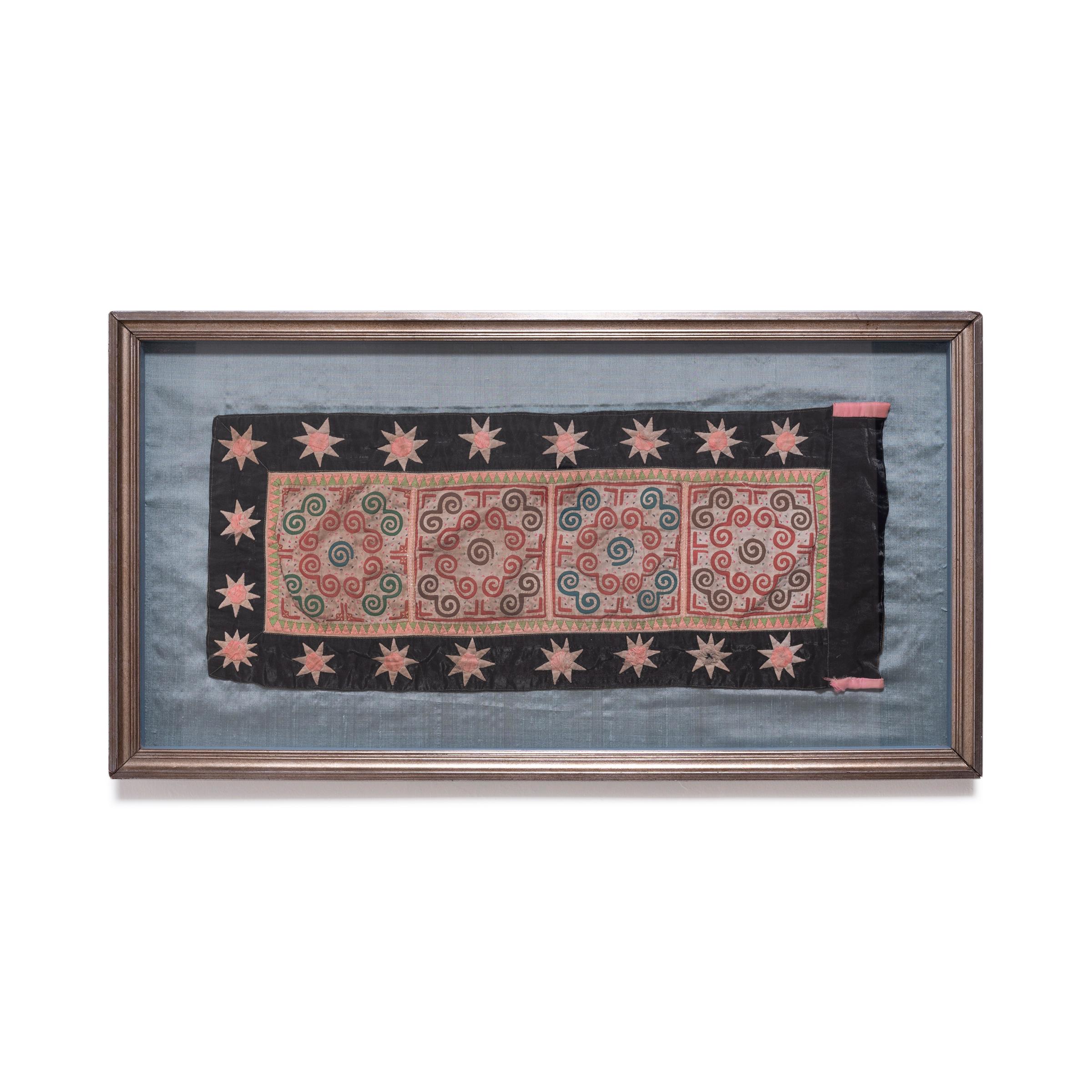 Gerahmtes Textilfragment mit Hmong-Applikationen – Art von Unknown
