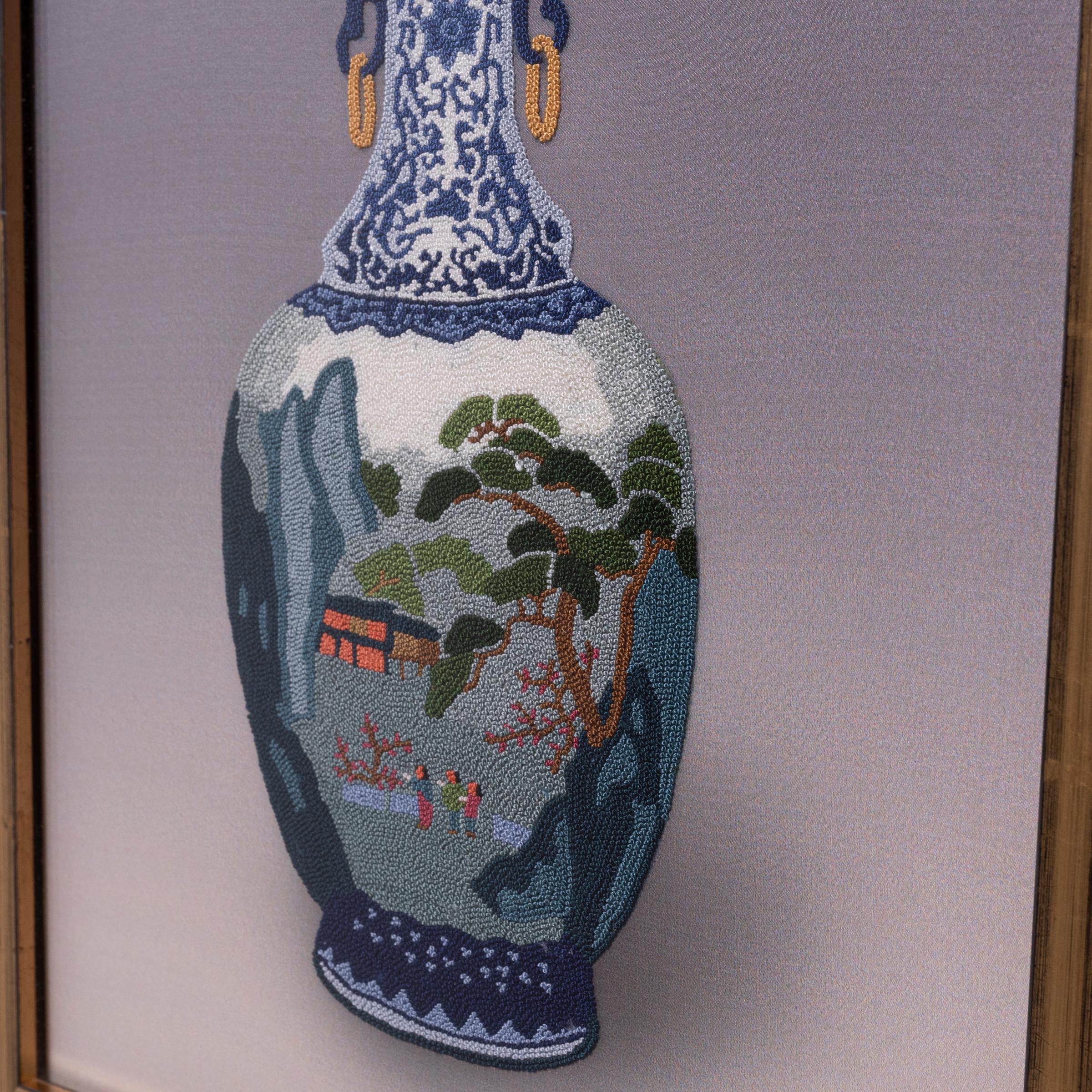 Magnifique exemple de broderie chinoise, ce textile de soie encadré utilise le fameux point interdit pour représenter un vase en porcelaine bleu et blanc. Également connu sous le nom de 