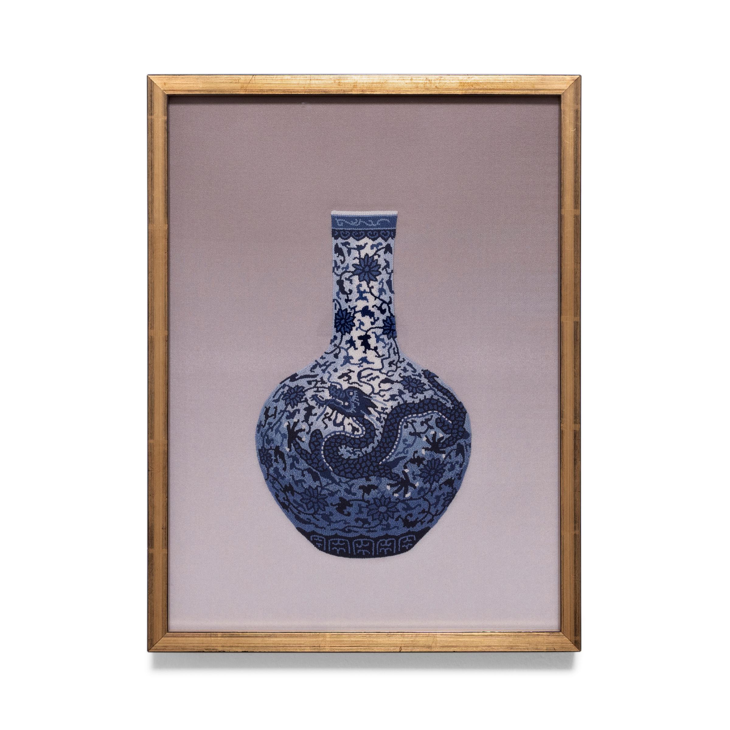 Chinesische gebotene Stickerei einer blauen und weißen Vase mit Stickerei