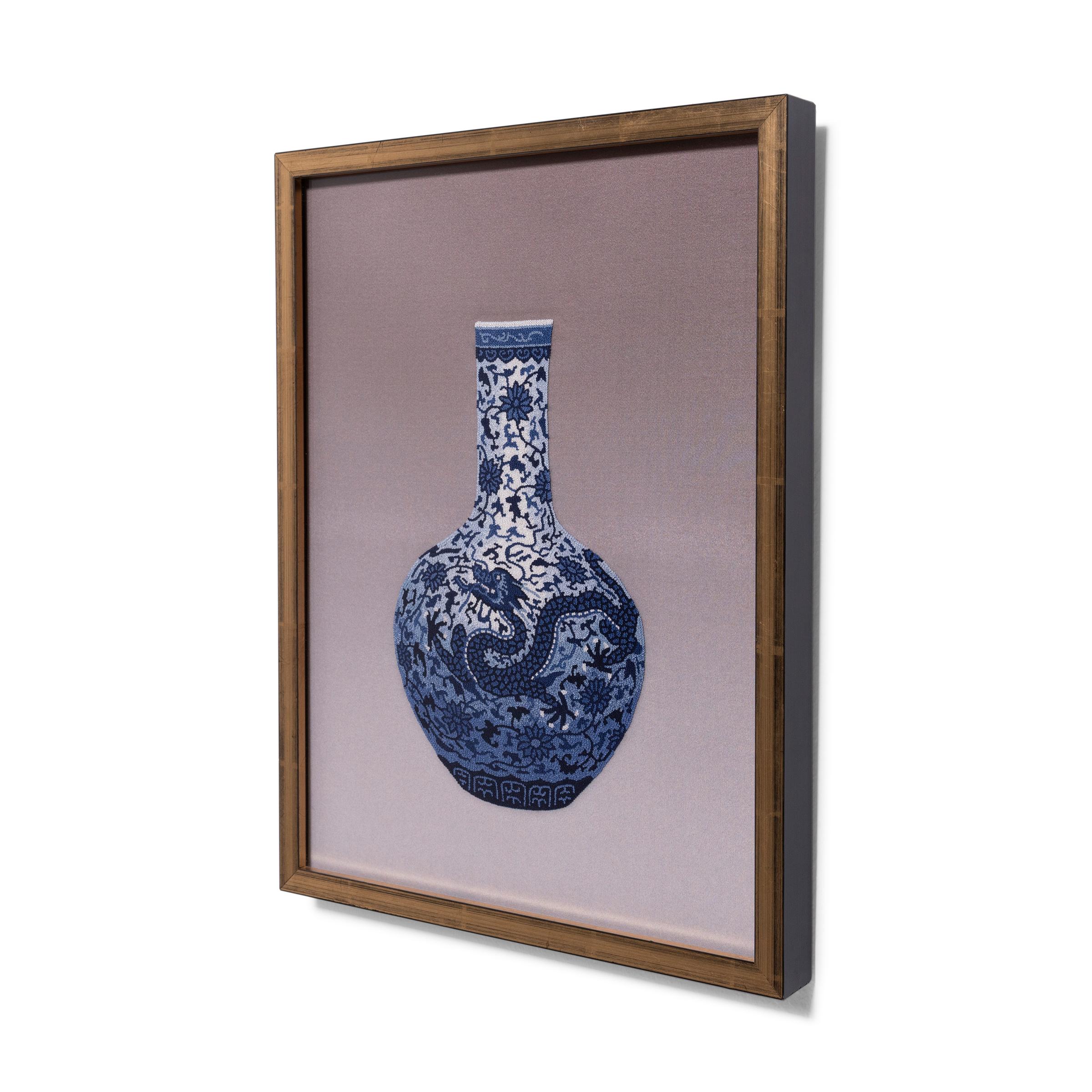 Magnifique exemple de broderie chinoise, ce textile de soie encadré utilise le fameux point interdit pour représenter un vase en porcelaine bleu et blanc. Également connu sous le nom de 