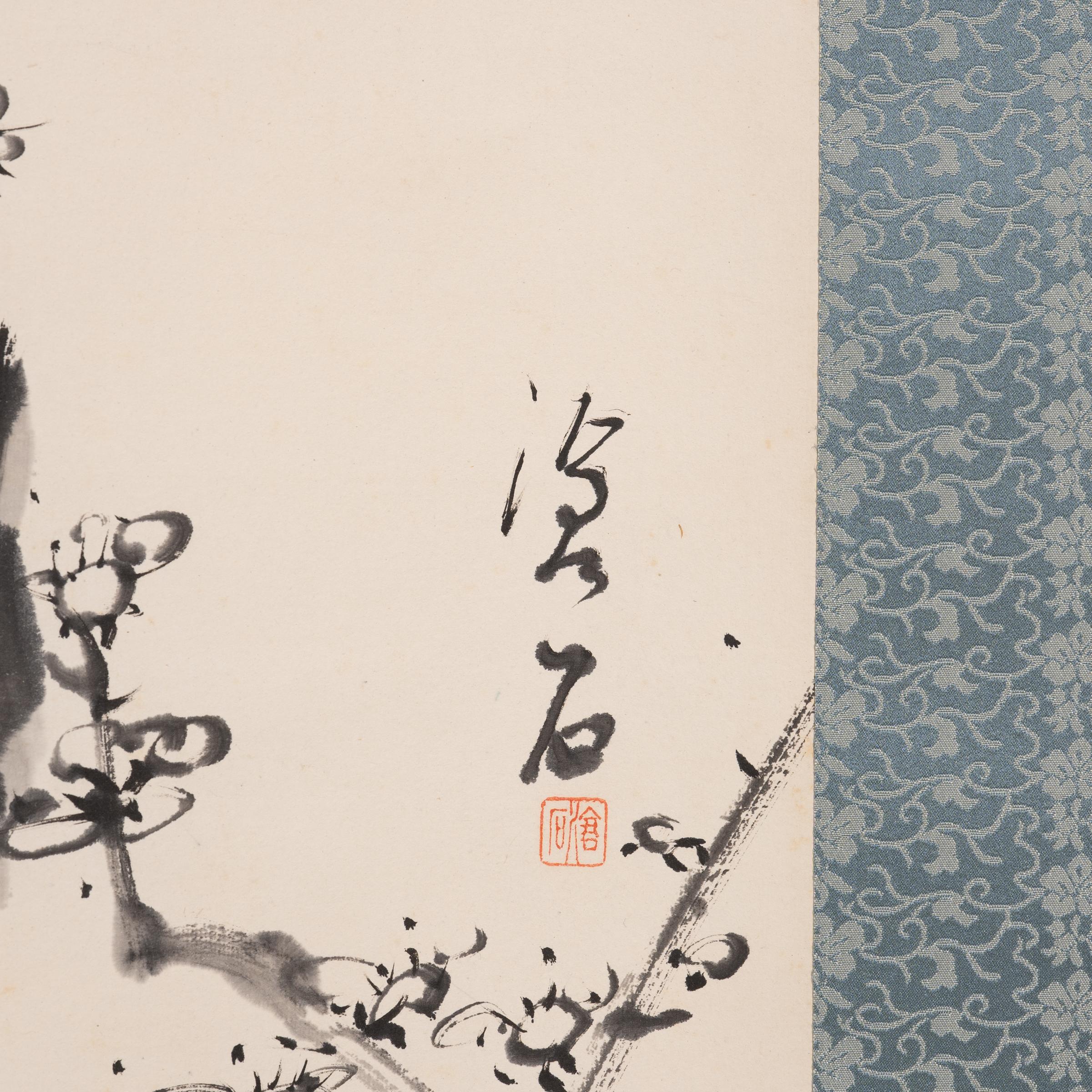 Diese koreanische Hängerolle aus der Mitte des 20. Jahrhunderts ist eine Hommage an die traditionelle Kalligraphie mit feinen Details und einer raffinierten Komposition, die zu einem klaren und präzisen Denken anregen soll. Um die Schönheit und