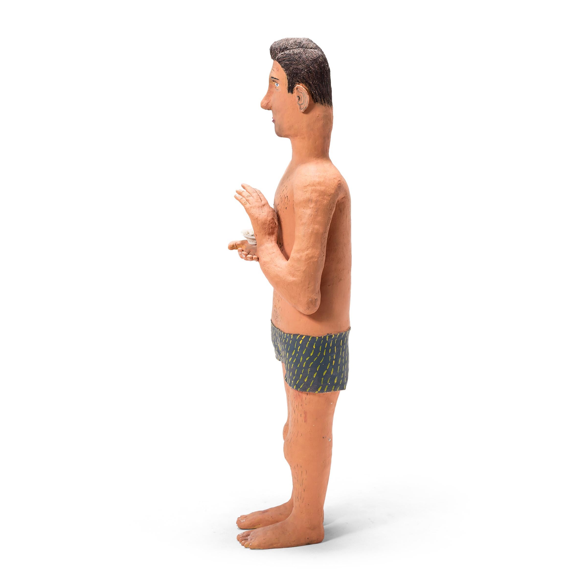 „Man mit Tasse“, Keramikfigur – Sculpture von Allan Winkler
