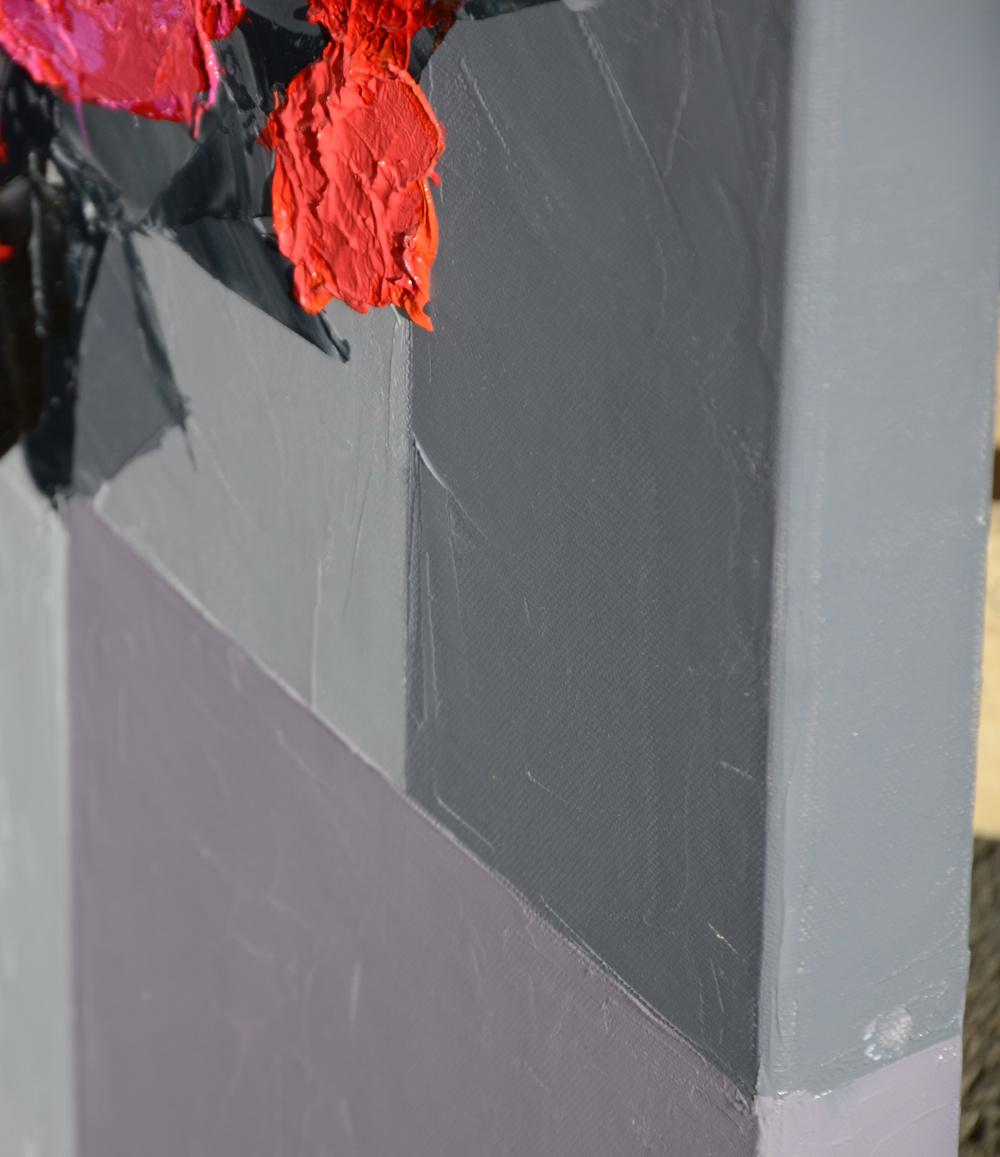 „Red Sparkle“ („roter Glanz“):: roter Blumenstrauß auf grauem Hintergrund:: Ölgemälde – Painting von Marcel Demagny
