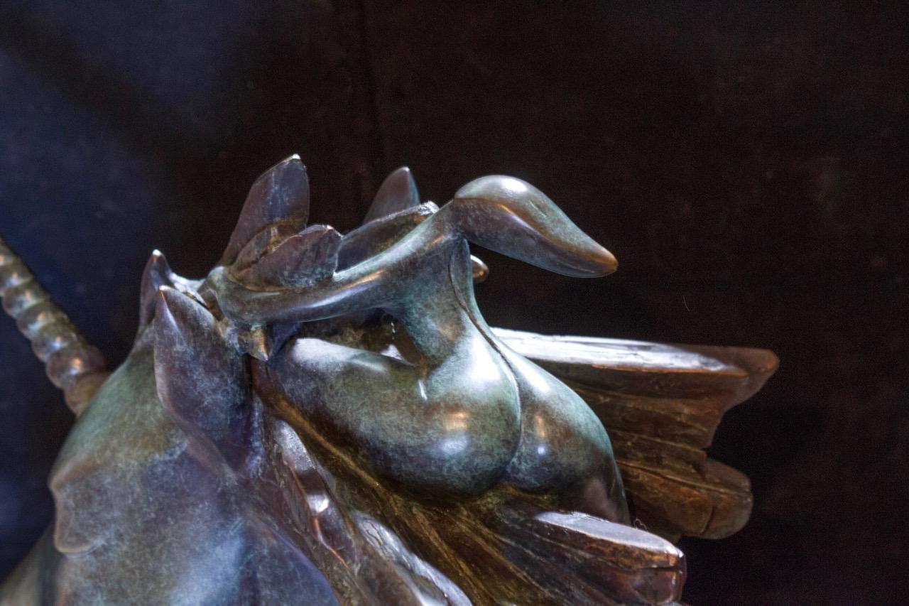 „Das Einhorn“ (Das Einhorn) ist eine Bronzeskulptur von Isabelle Jeandot:: die Büste des legendären Einhorns mit einem nackten Märchenkörper auf dem Mantel darstellt. Im Mittelalter und in der Renaissance wurde sie gemeinhin als extrem wildes