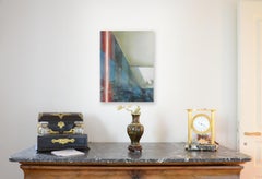 "Neon", primo piano di un tubo fluorescente e finestra blu con riflesso rosso