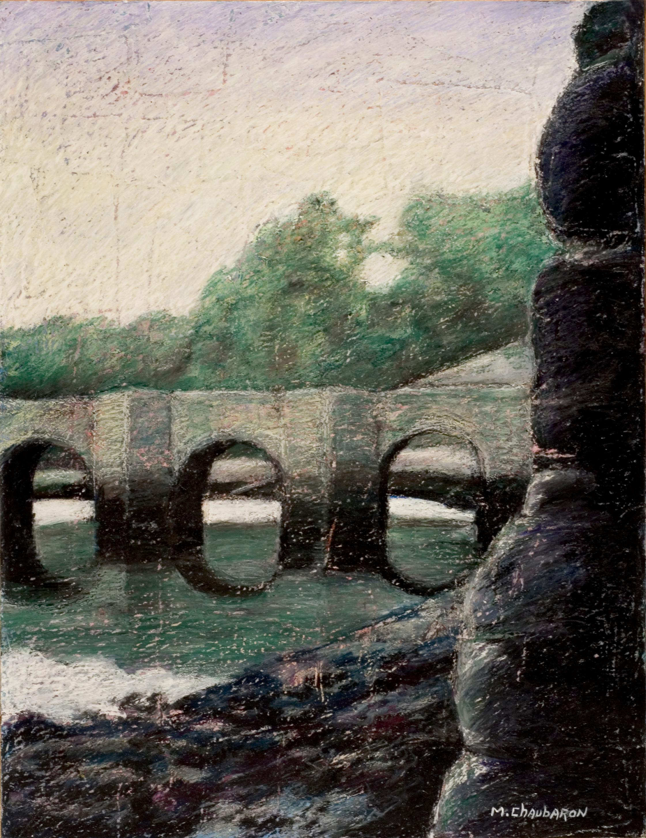 Marc Chaubaron Landscape Painting – Steinbogenbrücke auf dem Fluss an der Dämmerung oder am Morgen mit grünen Bäumen, Ölpastell