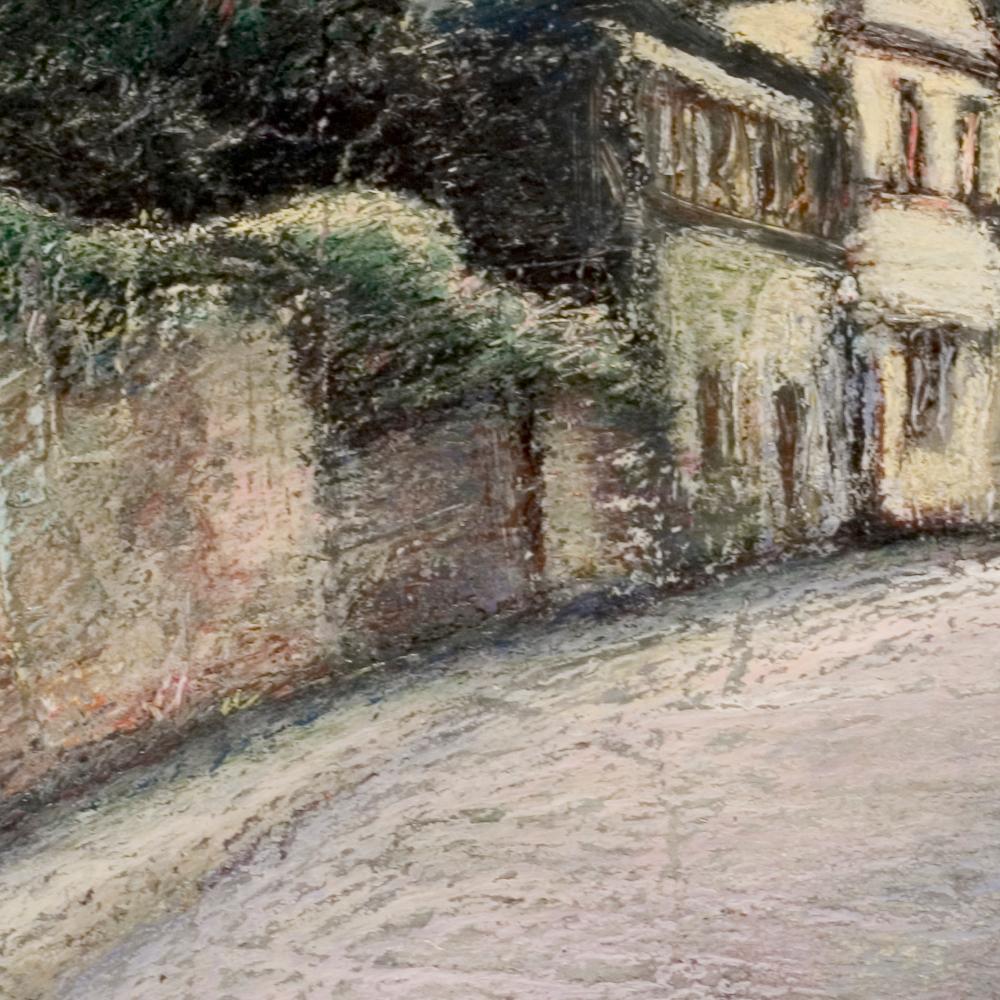Curved Street with Pink Sky, Häuser, Wand und Bäume, Ölpastell, gebogene Straße (Braun), Landscape Painting, von Marc Chaubaron
