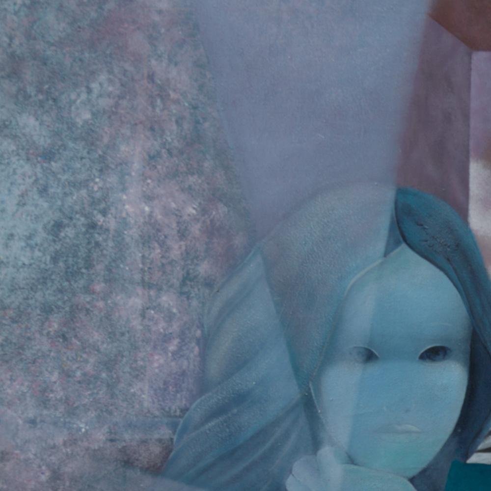 Dieses große Kunstwerk ist ein Frühwerk aus der figurativen, symbolistischen Schaffensperiode von Françoise Duprat.  Es zeigt eine blauhaarige Frau, die in einen großen Spiegel blickt, blau gekleidet, mit geheimnisvollen Augen, die sich auf die