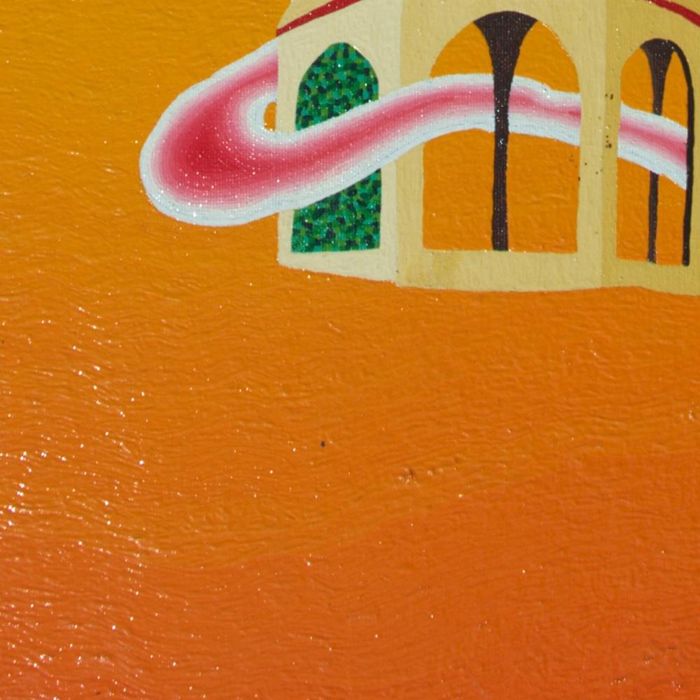 Dieses Kunstwerk zeigt drei Pisa-ähnliche Türme in unterschiedlichen Abständen auf einem orangefarbenen Grund ohne Reliefs und einem blauen Himmel.  Einige Archen sind mit grünen Wänden oder Vegetation versiegelt.  Eine seltsame rosa Wolke zieht