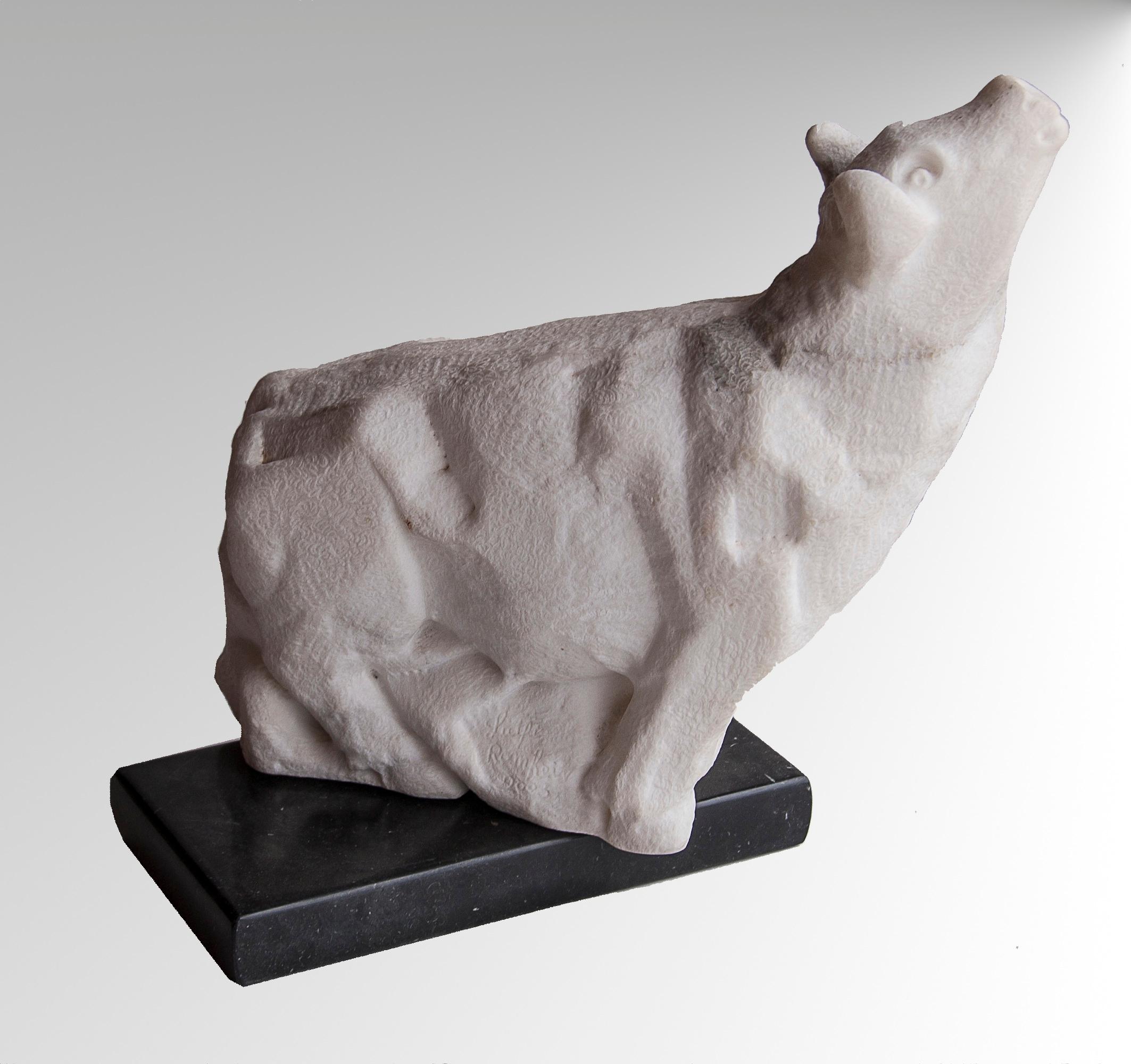 Figurative Skulptur eines schwebenden Stiers aus weißem Carrara-Marmorstein (Moderne), Sculpture, von Lutfi Romhein