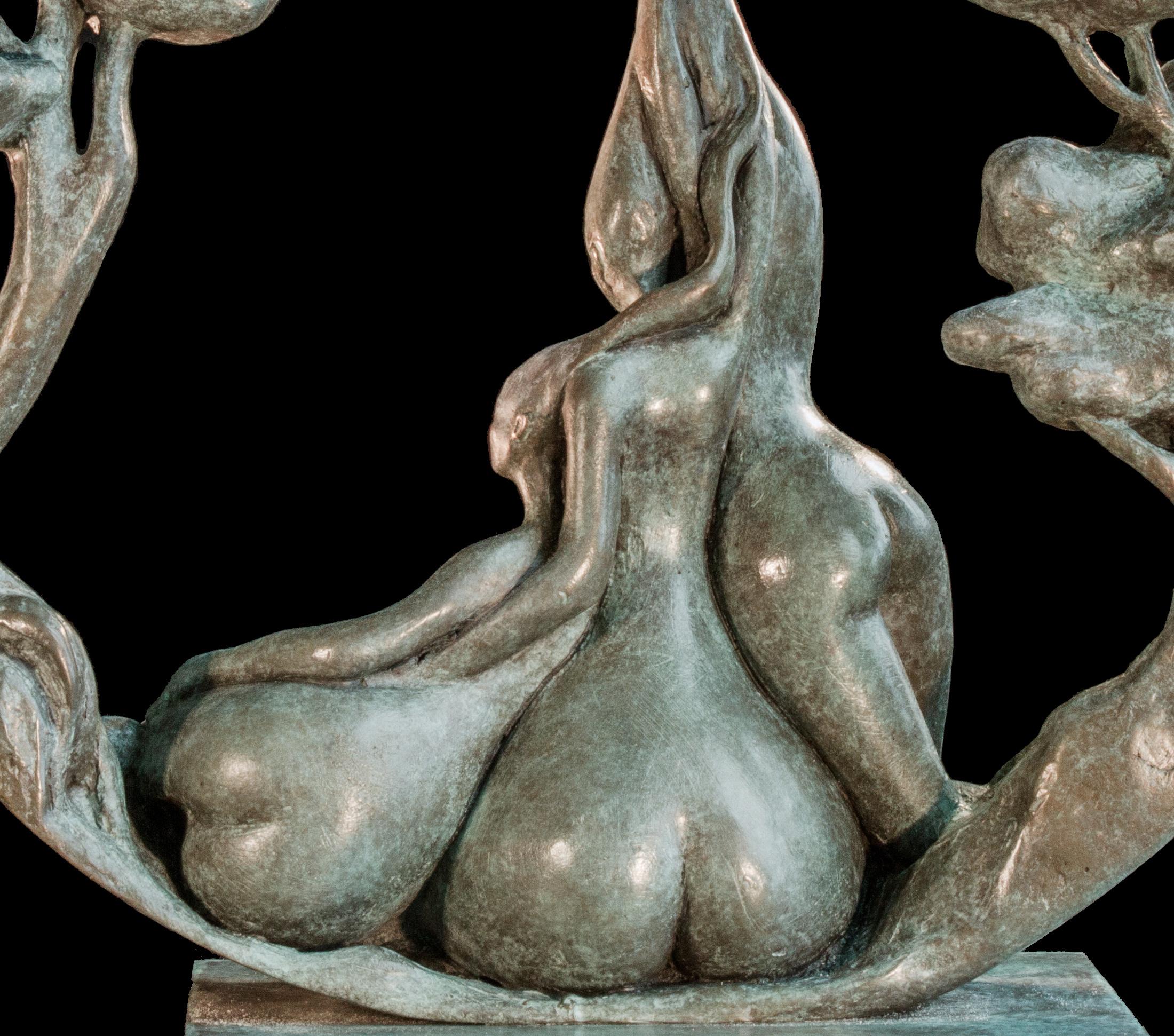 Sculpture circulaire «ynaeceum », trois femmes nues s'embrassant avec des arbres en vente 2