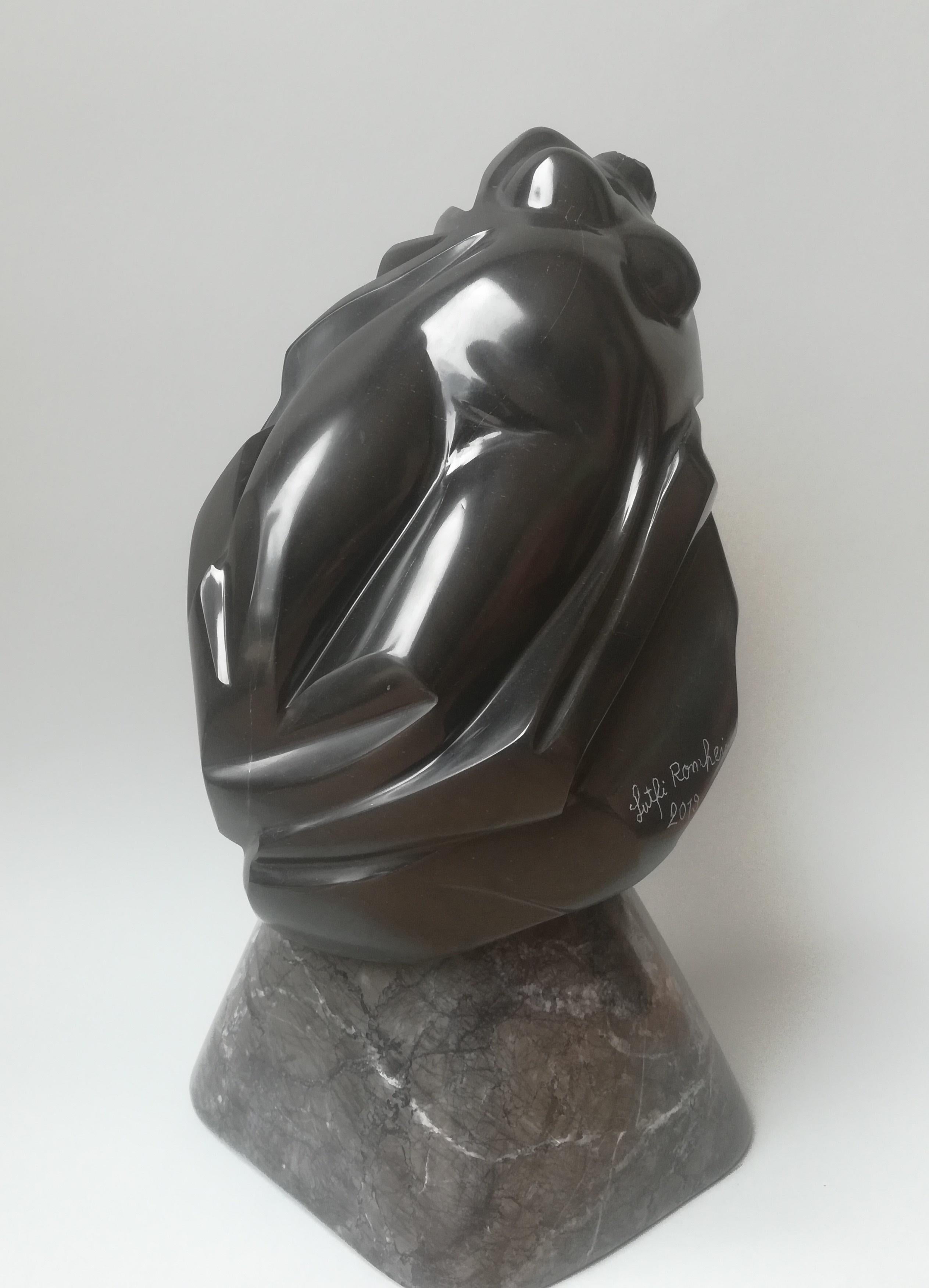 „“Buste Emport““, ungewöhnliche figurative weibliche Skulptur aus schwarzem Marmor, nackt  – Sculpture von Lutfi Romhein