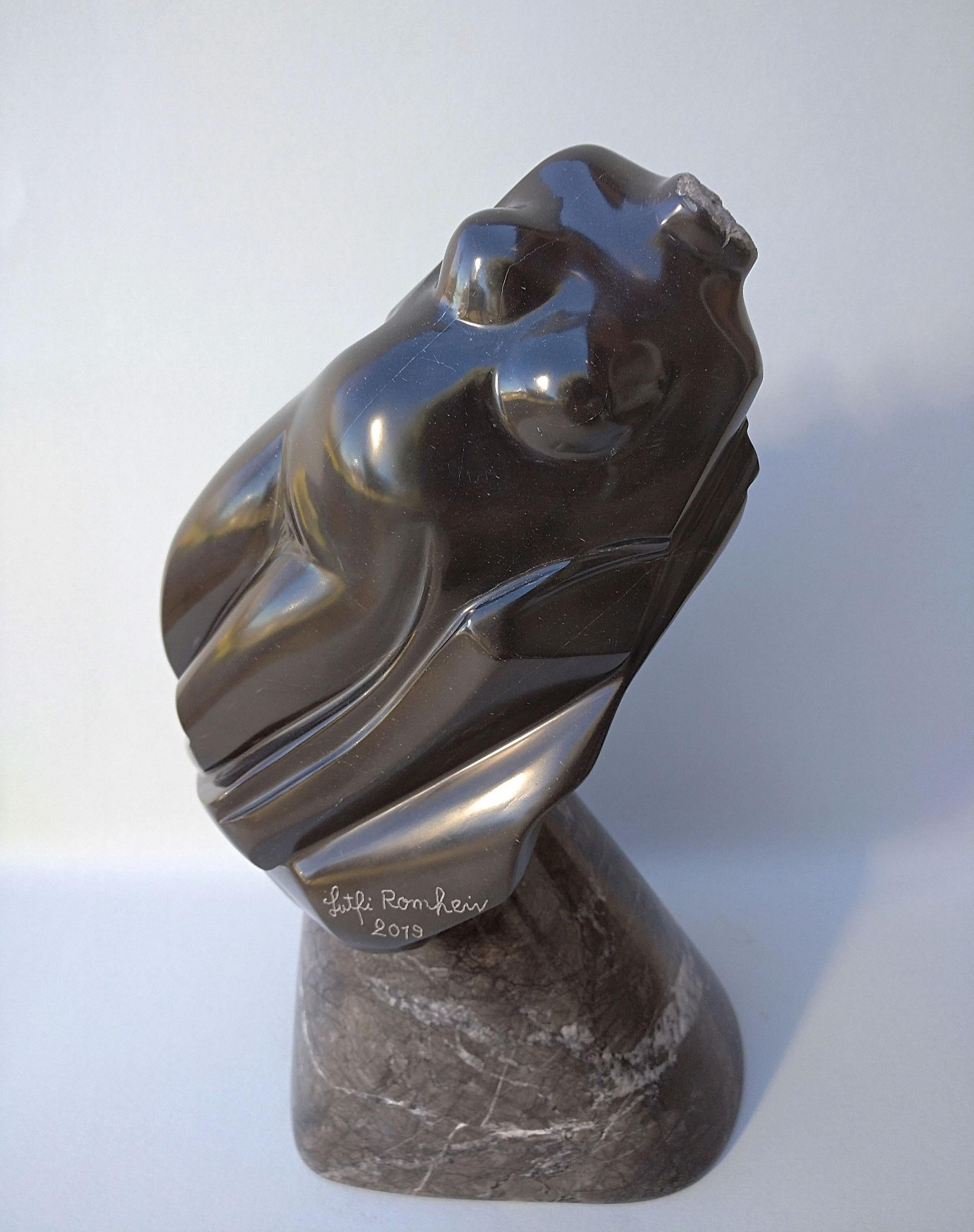 „“Buste Emport““, ungewöhnliche figurative weibliche Skulptur aus schwarzem Marmor, nackt  im Angebot 1