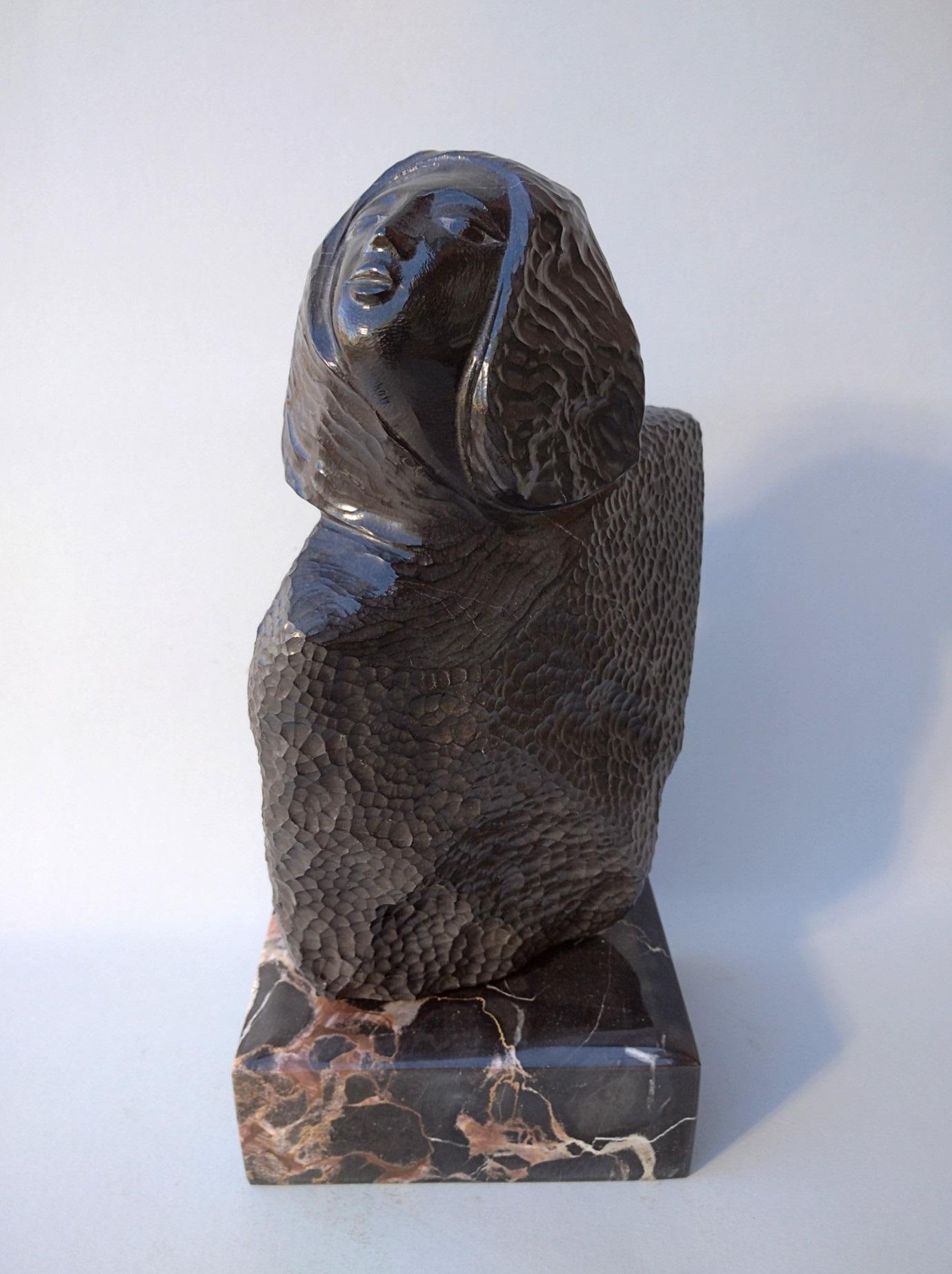 Lutfi Romhein Figurative Sculpture – ""Büste einer Frau"", Figurative Skulptur einer weiblichen Büste aus schwarzem Marmor 