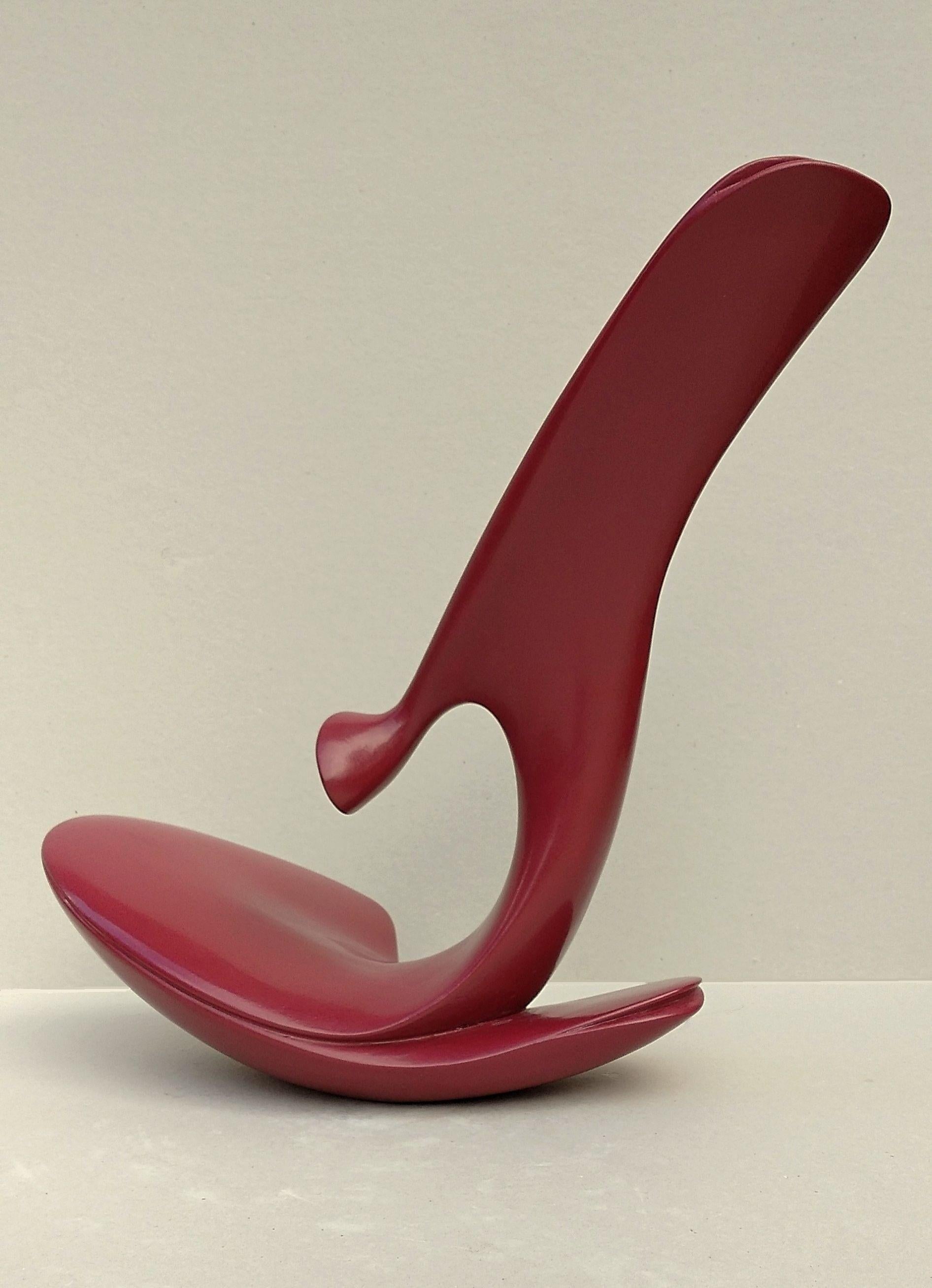This abstract oak wood sculpture by Lutfi Romhein has been firstly given a patina, then lacquered to highlight its pure lines. Its very professionally lacquered finishing in burgundy red (reference Pantone 187C) gives it a satin appearance and a