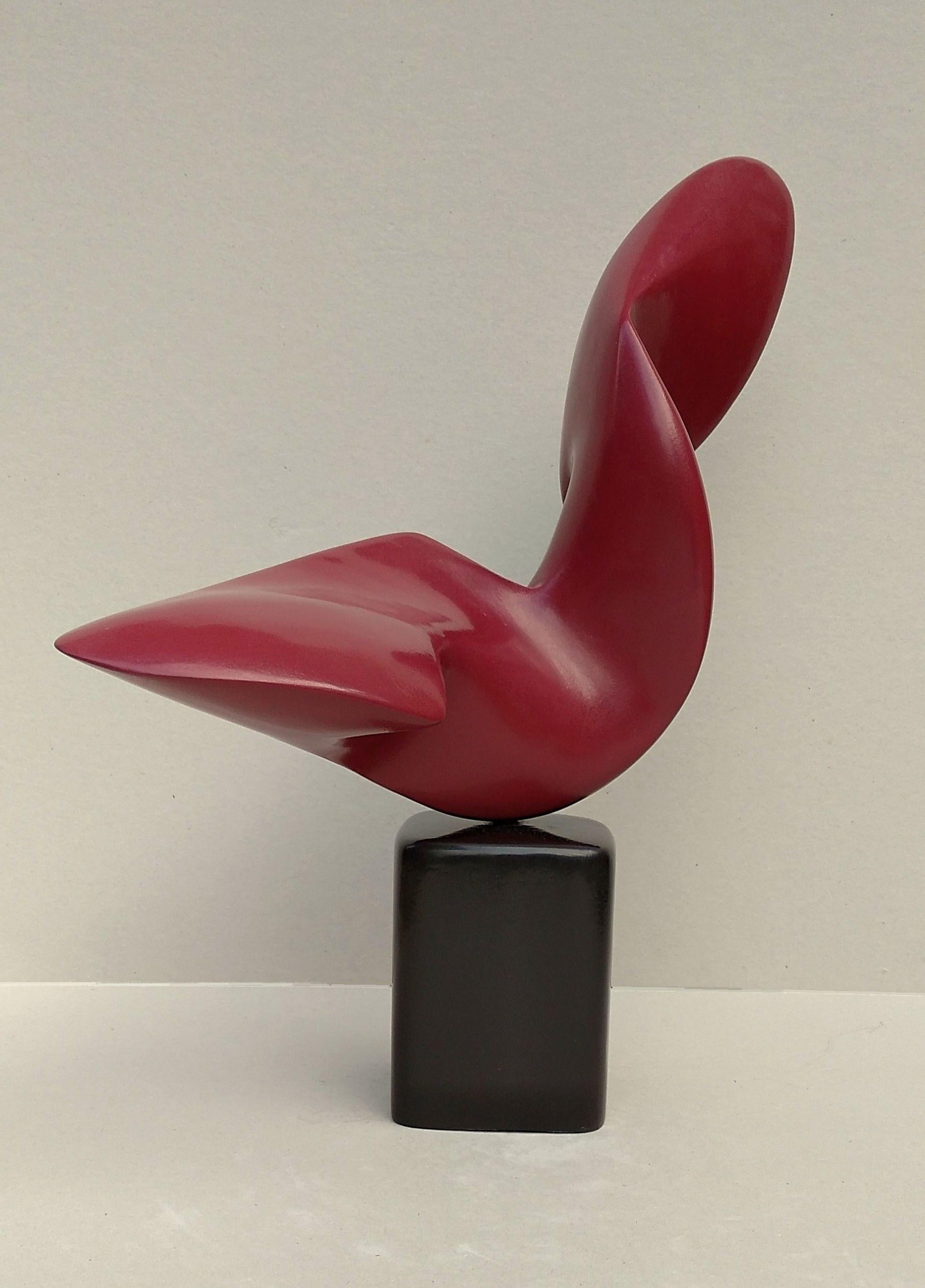 This abstract oak wood sculpture by Lutfi Romhein has been firstly given a patina, then lacquered to highlight its pure lines. Its very professionally lacquered finishing in burgundy red (reference Pantone 187C) gives it a satin appearance and a