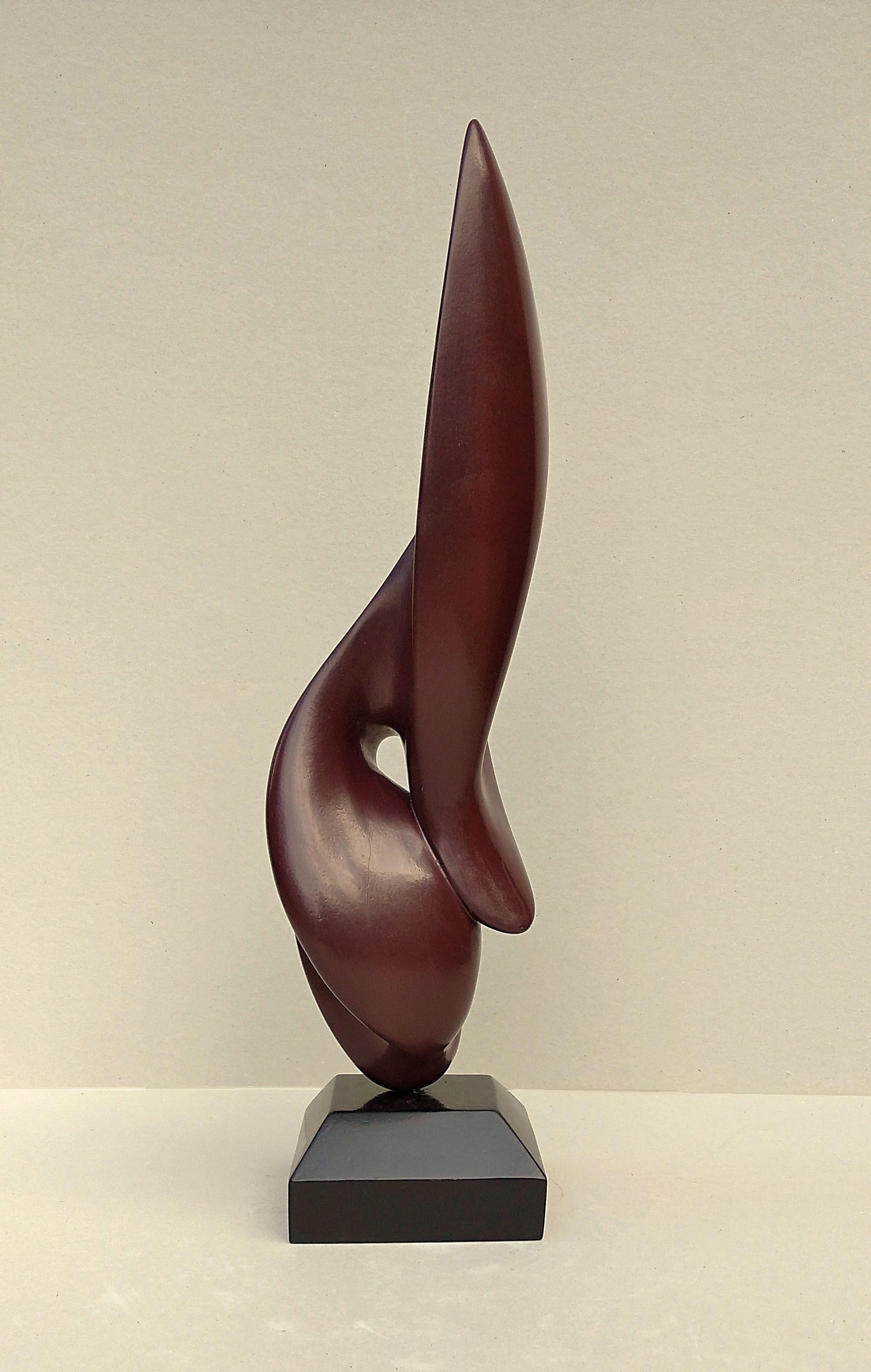 This abstract oak wood sculpture by Lutfi Romhein has been firstly given a patina, then lacquered to highlight its pure lines. Its very professionally lacquered finishing in a dark red gives it a satin appearance and a very soft and smooth touch