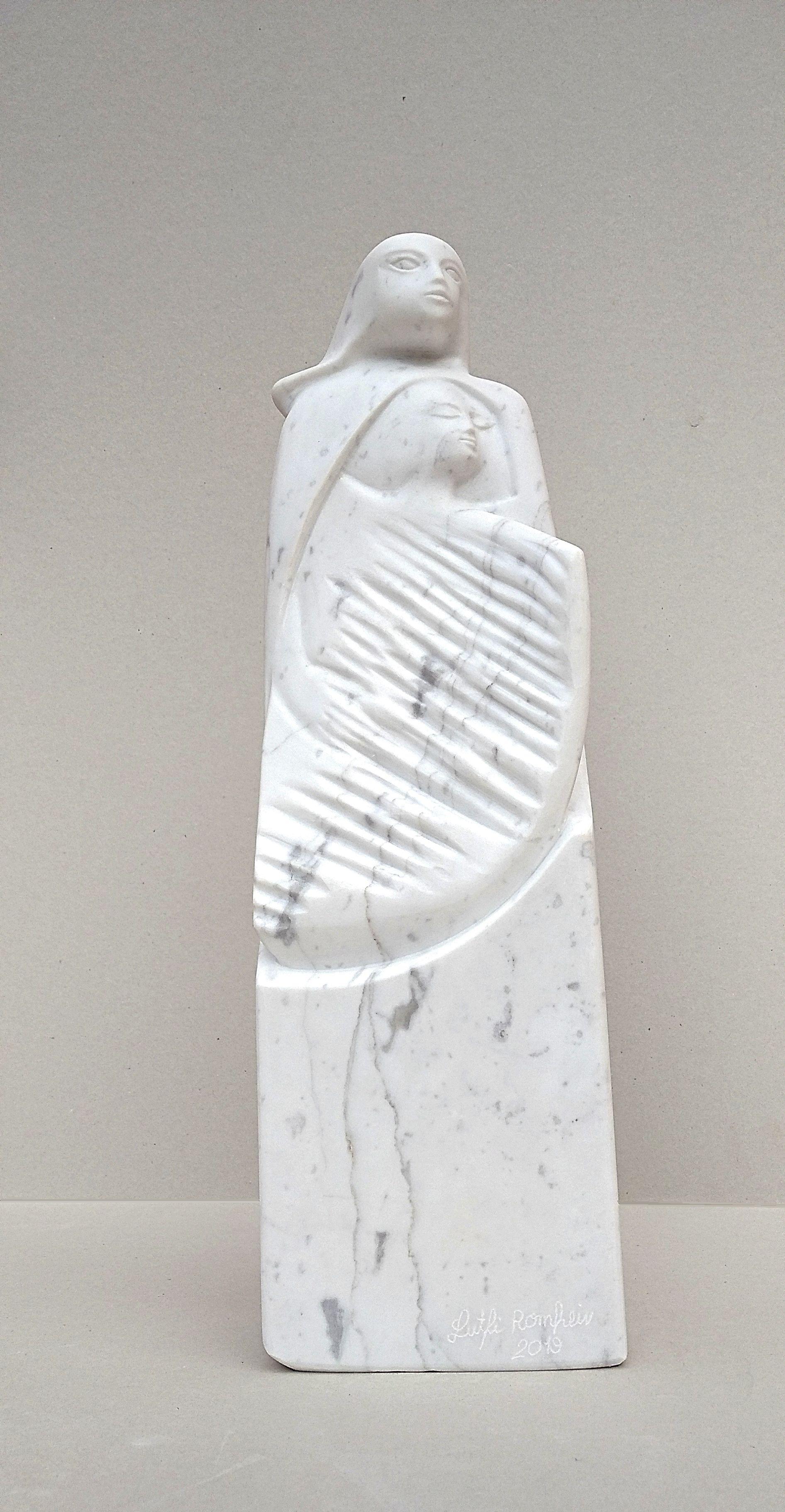 La Fuente, Escultura Figurativa Vertical de Piedra de Mármol de Carrara Blanco - Sculpture de Lutfi Romhein