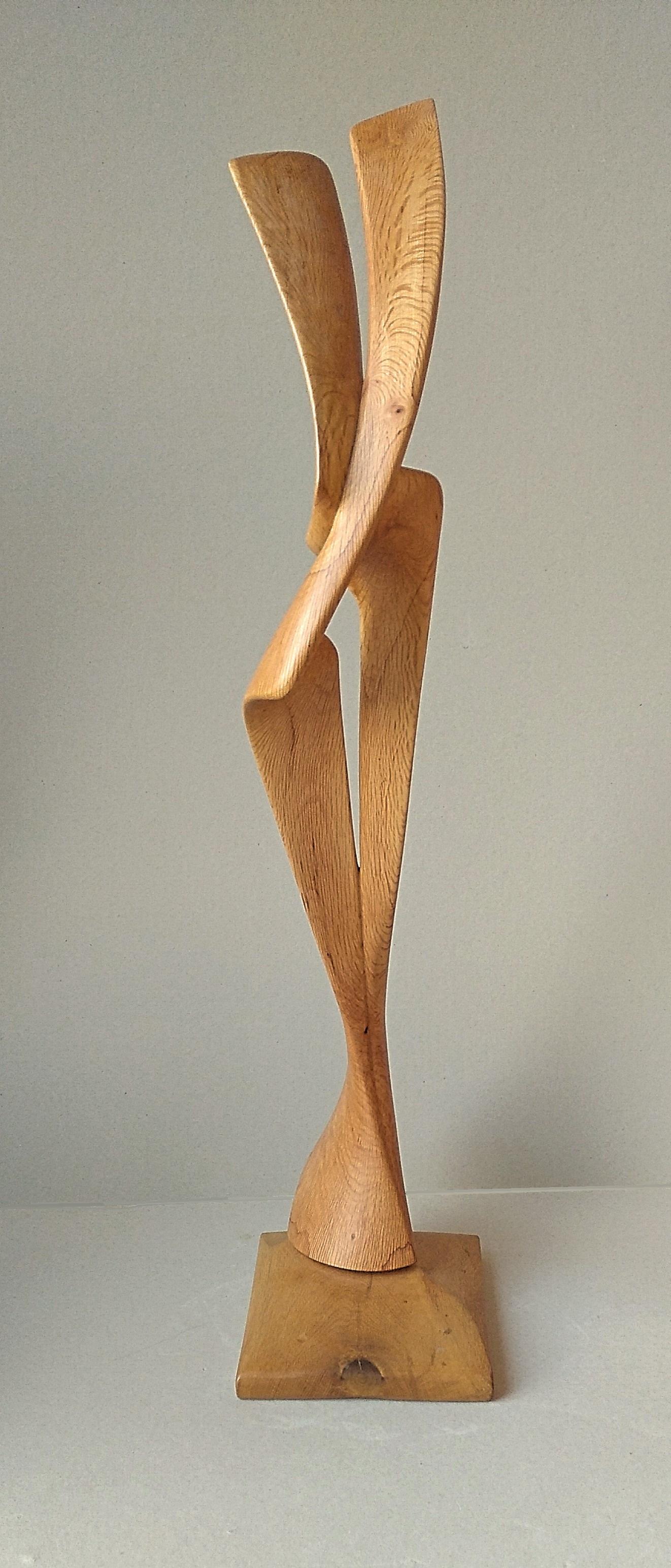 Virtuoso, sculpture abstraite en bois de chêne aux lignes pures - Sculpture de Lutfi Romhein
