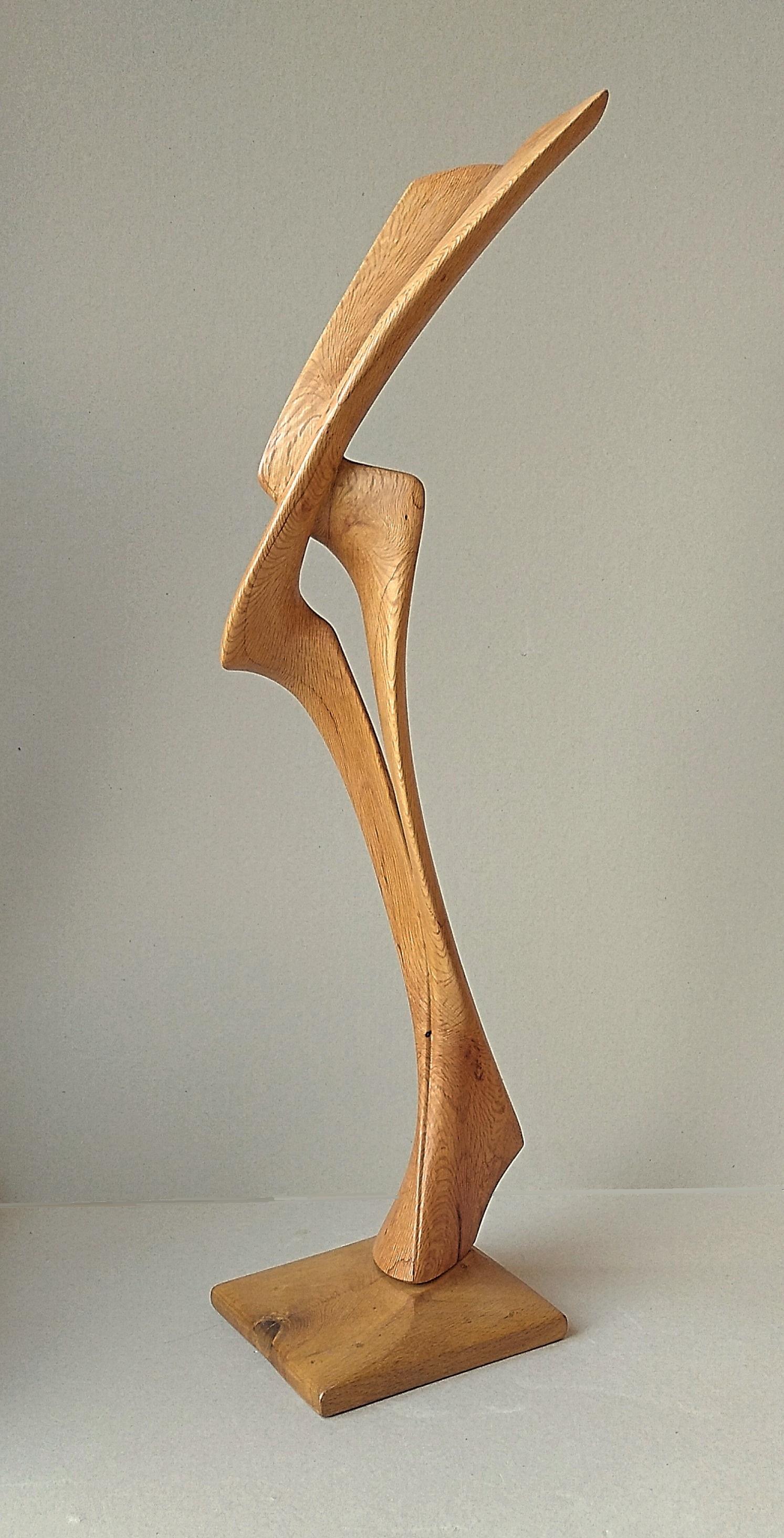 Very pure in its lines from every angle, this abstract oak wood sculpture is an unique artwork by Lutfi Romhein.

A graduate from the Academy of Fine Arts of Carrare, in Italy, Lutfi Romhein is a sculptor of Syrian origin, living in France since the