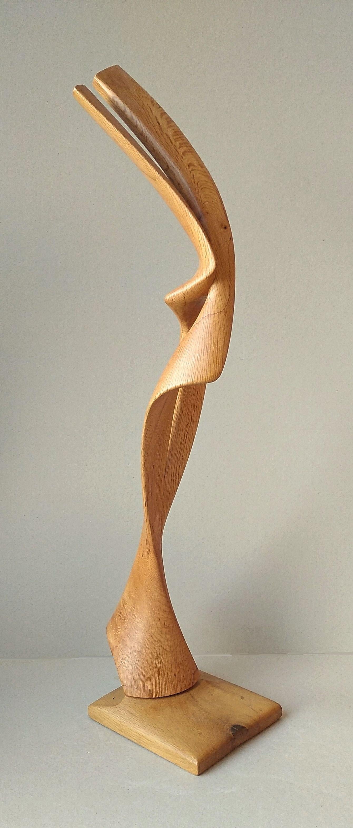 Abstract Sculpture Lutfi Romhein - Virtuoso, sculpture abstraite en bois de chêne aux lignes pures