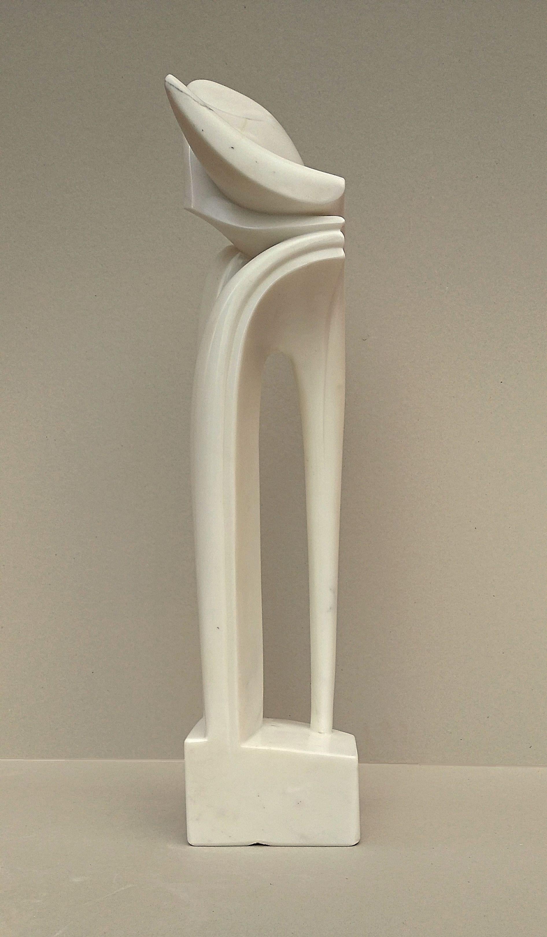 Gebogener Bogen, ungewöhnliche vertikale figurative Skulptur aus weißem Carrara-Statuenmarmorstein – Sculpture von Lutfi Romhein