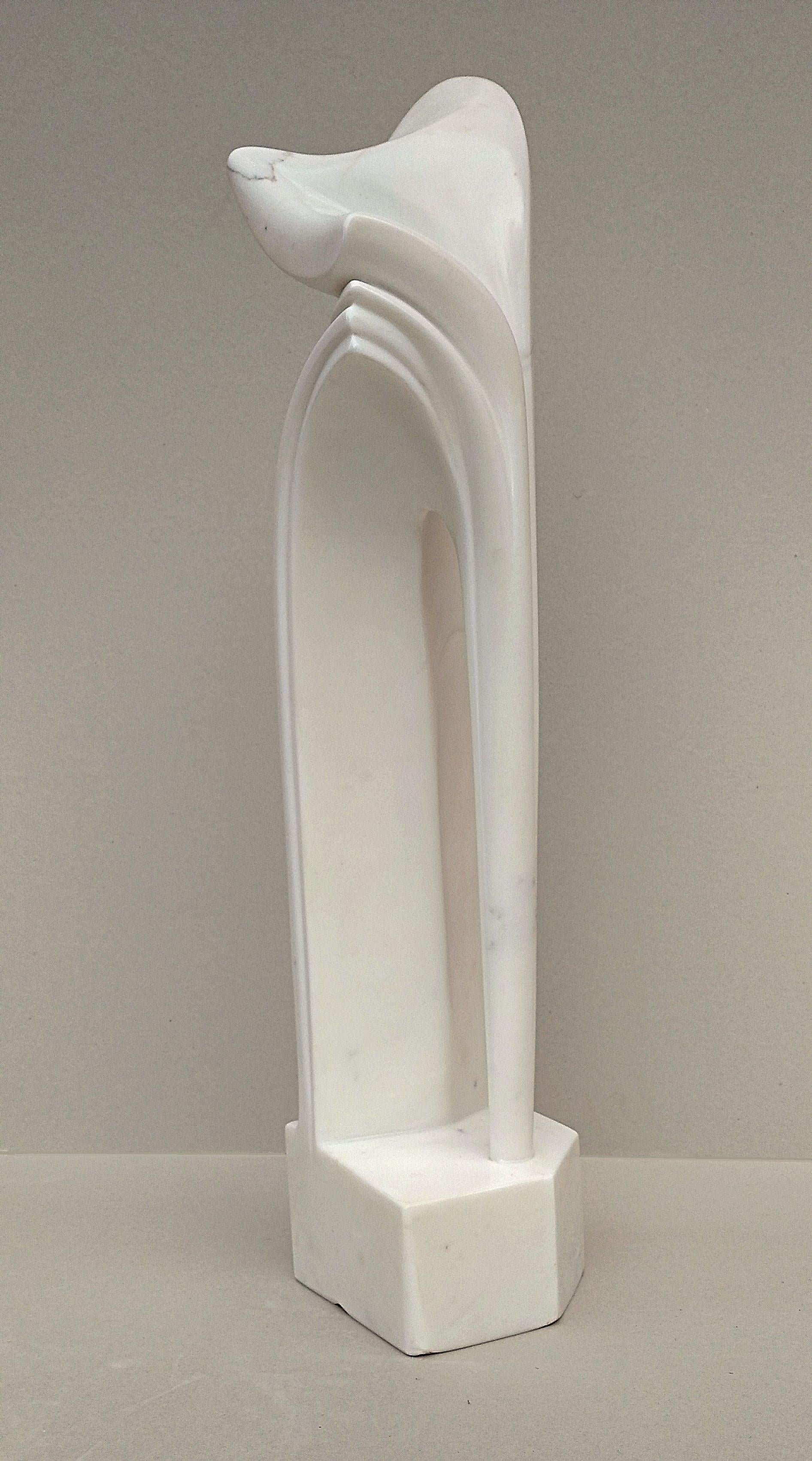 Gebogener Bogen, ungewöhnliche vertikale figurative Skulptur aus weißem Carrara-Statuenmarmorstein (Moderne), Sculpture, von Lutfi Romhein