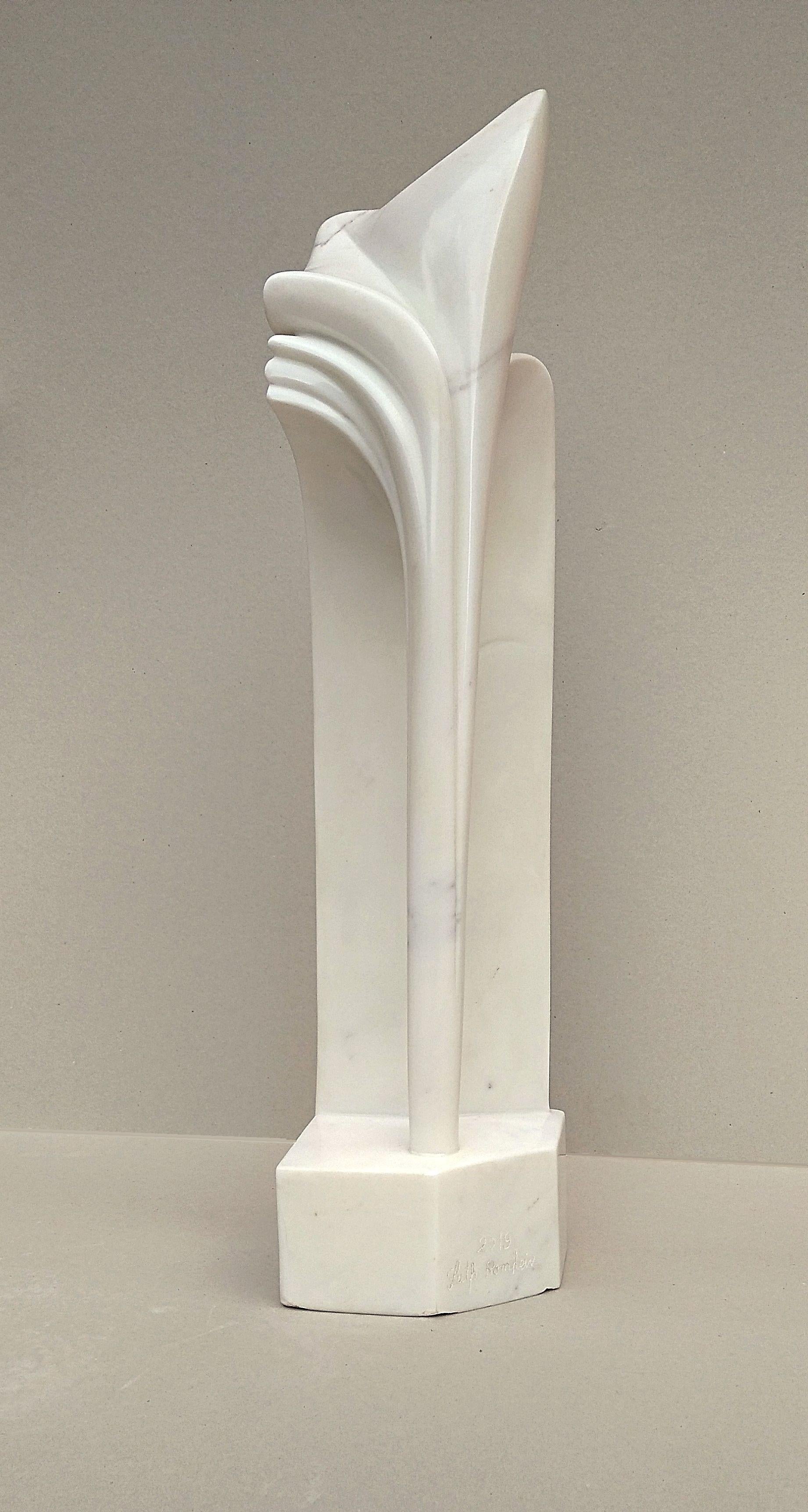 Gebogener Bogen, ungewöhnliche vertikale figurative Skulptur aus weißem Carrara-Statuenmarmorstein (Grau), Abstract Sculpture, von Lutfi Romhein