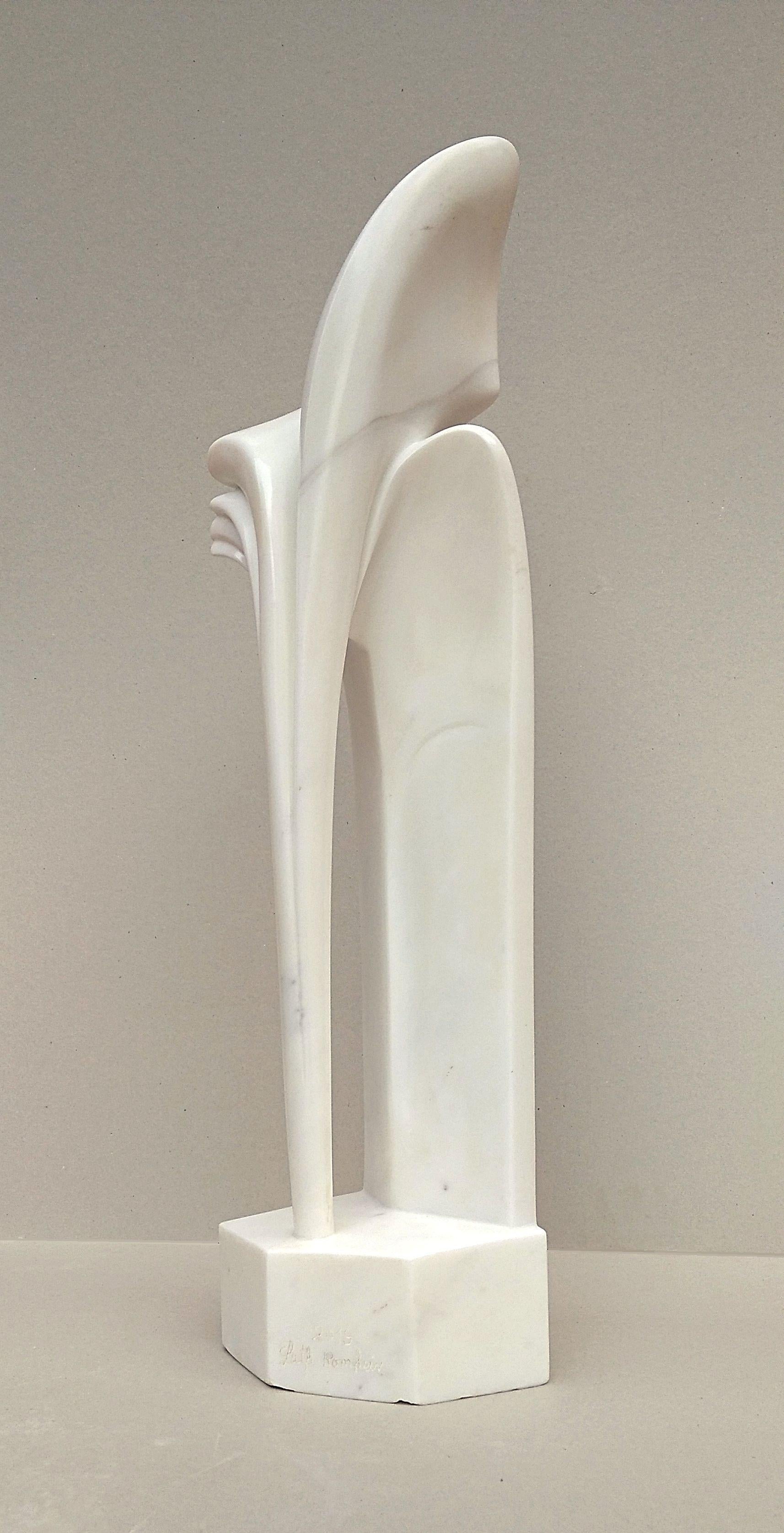 Diese Skulptur aus Carrare-Statuenmarmor in einem sehr reinen Weiß mit leicht gefärbten Adern stammt von Lutfi Romhein.

Lutfi Romhein, Absolvent der Akademie der Schönen Künste in Carrare (Italien), ist ein Bildhauer syrischer Herkunft, der seit