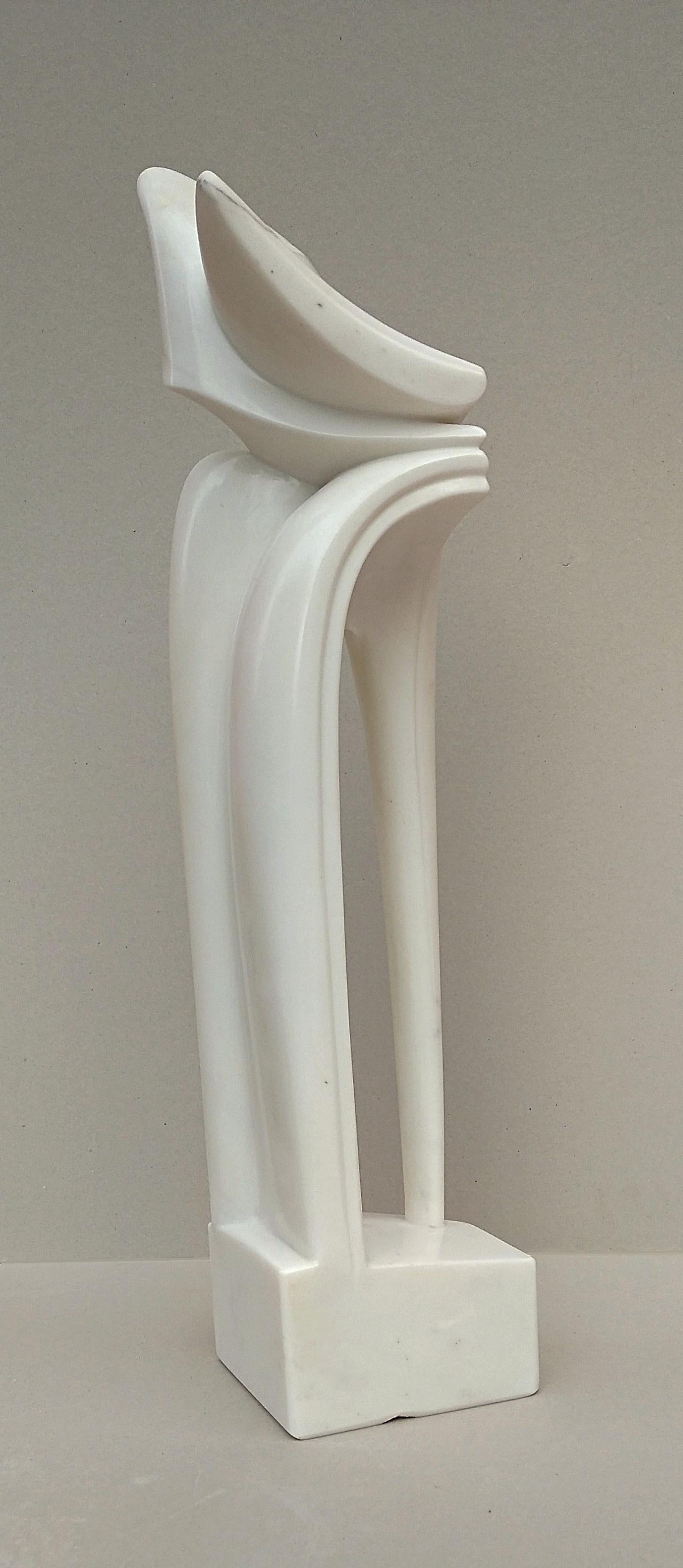 Gebogener Bogen, ungewöhnliche vertikale figurative Skulptur aus weißem Carrara-Statuenmarmorstein im Angebot 1