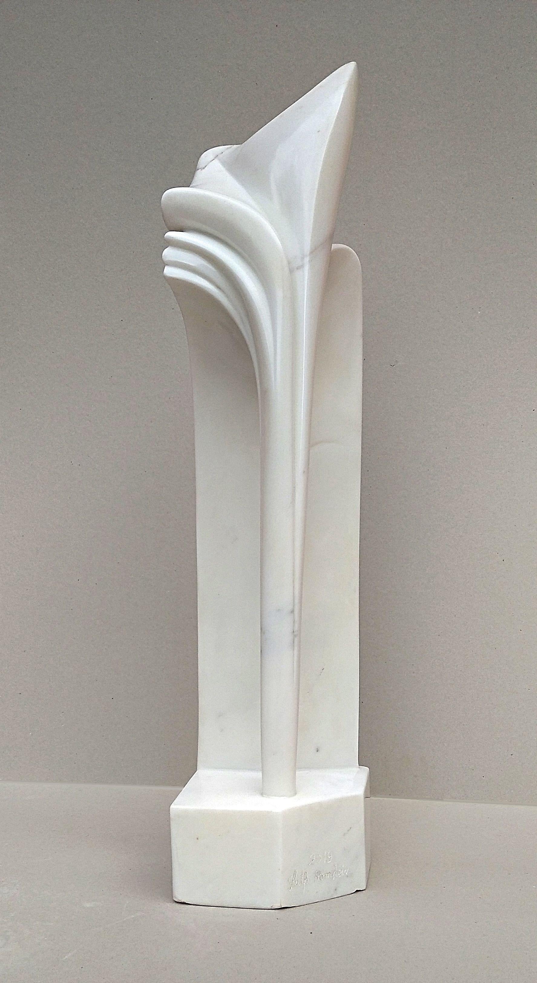 Gebogener Bogen, ungewöhnliche vertikale figurative Skulptur aus weißem Carrara-Statuenmarmorstein im Angebot 3