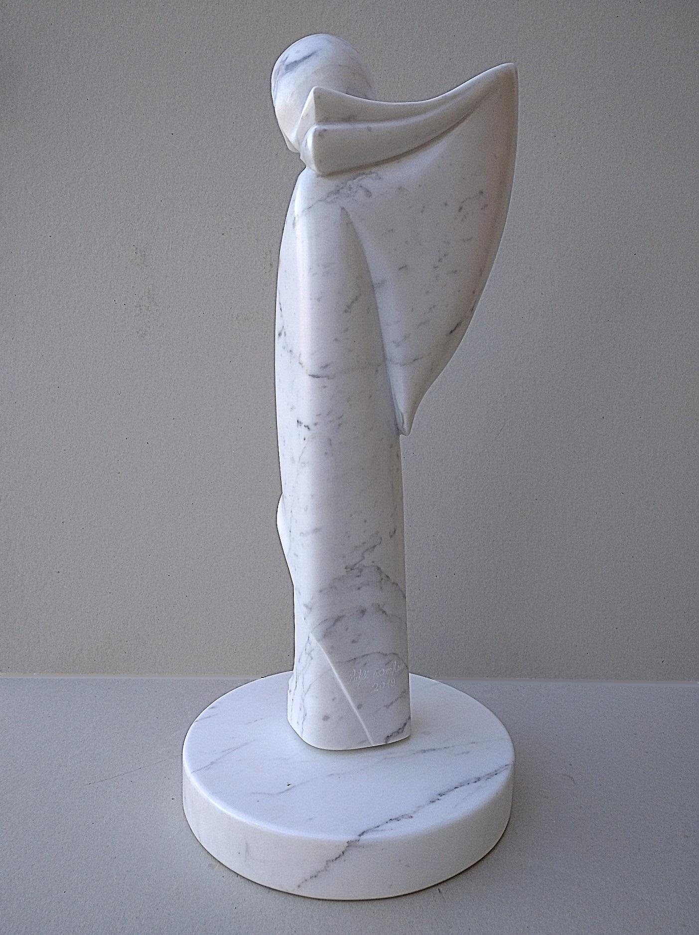 Ángel, Escultura Figurativa Vertical de Piedra de Mármol de Carrara Blanco - Sculpture Moderno de Lutfi Romhein