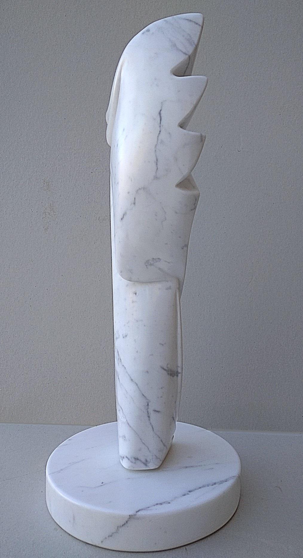 Esta escultura figurativa llena de interioridad y presencia apacible de Lutfi Romhein está esculpida directamente en piedra de mármol blanco veteado de Carrara. Su base circular independiente mide 26 cm de diámetro y 4 cm de grosor.

Licenciado por