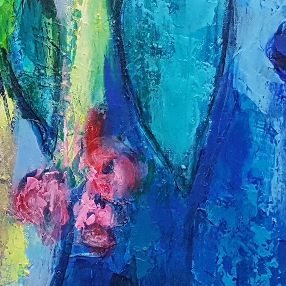 In einem Quadrat von 70 cm x 70 cm bietet ein Krug voller Blumen die notwendige Vertikalität für dieses Thema. Vor einem ozeanblauen Hintergrund heben sich die breiten Blätter einer Wasserpflanze und ihre rosa Blüten ab. Das Wasser ist hier durch