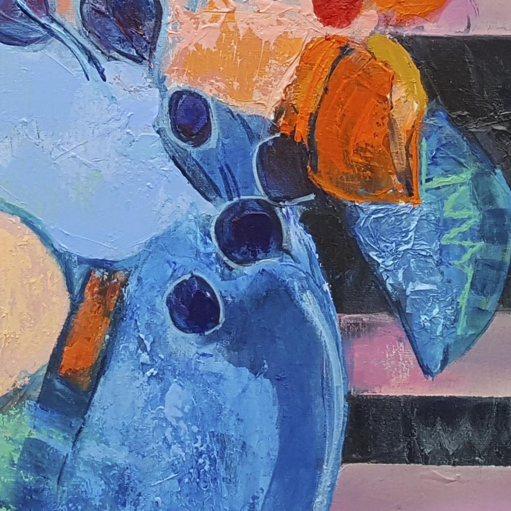 Divisée en deux, cette composition d'Andrée de Frémont offre à gauche un bouquet de bleu, d'orange éteint et de jaune de Naples, à droite, les rayures noires et bois de rose d'un tissu indien. Une inspiration suscitée par une évocation esthétique de